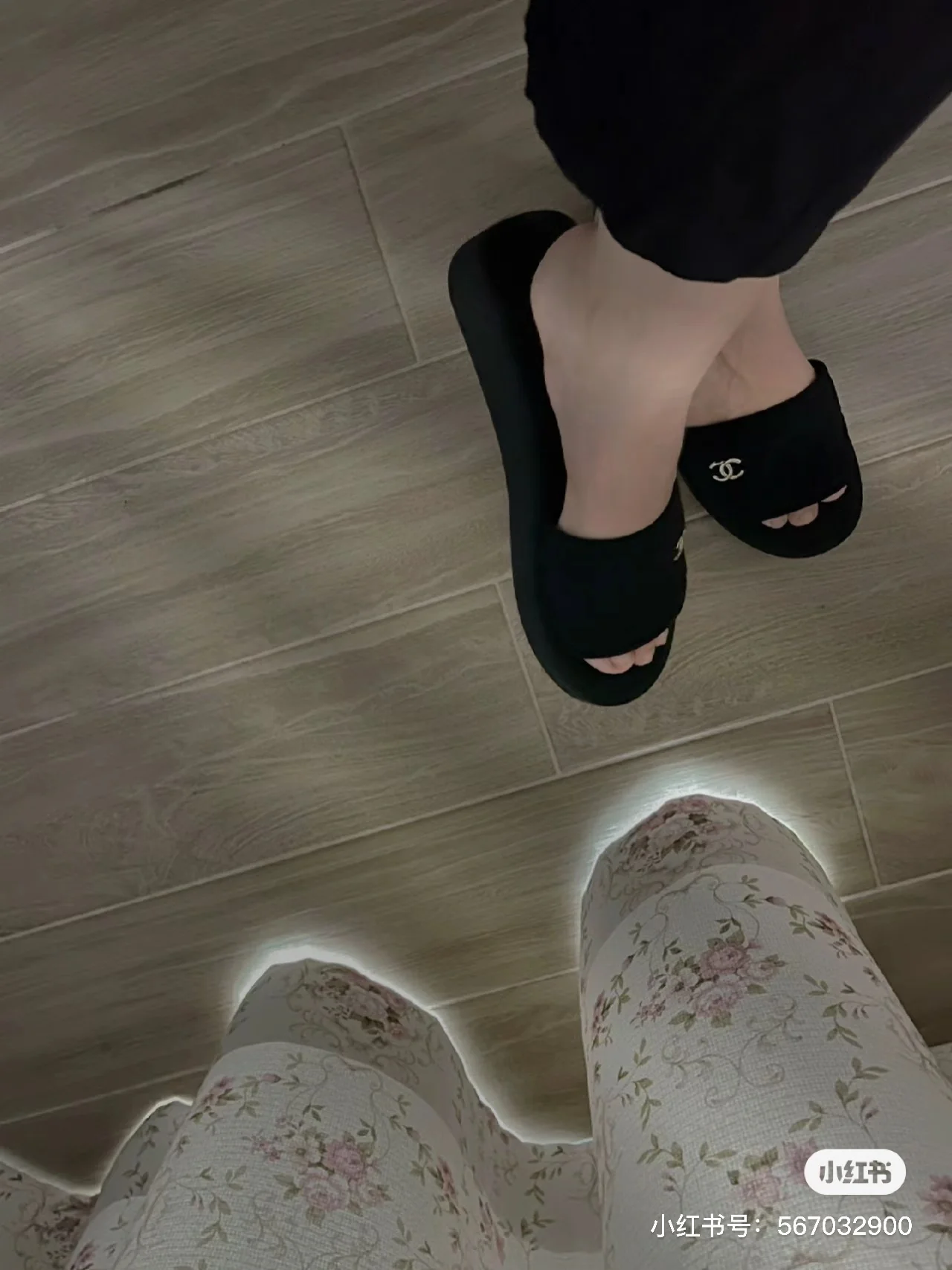 Новинка сезона весна/лето 2023 от Chanel - кожаные тапочки из овечьей кожи - черные.