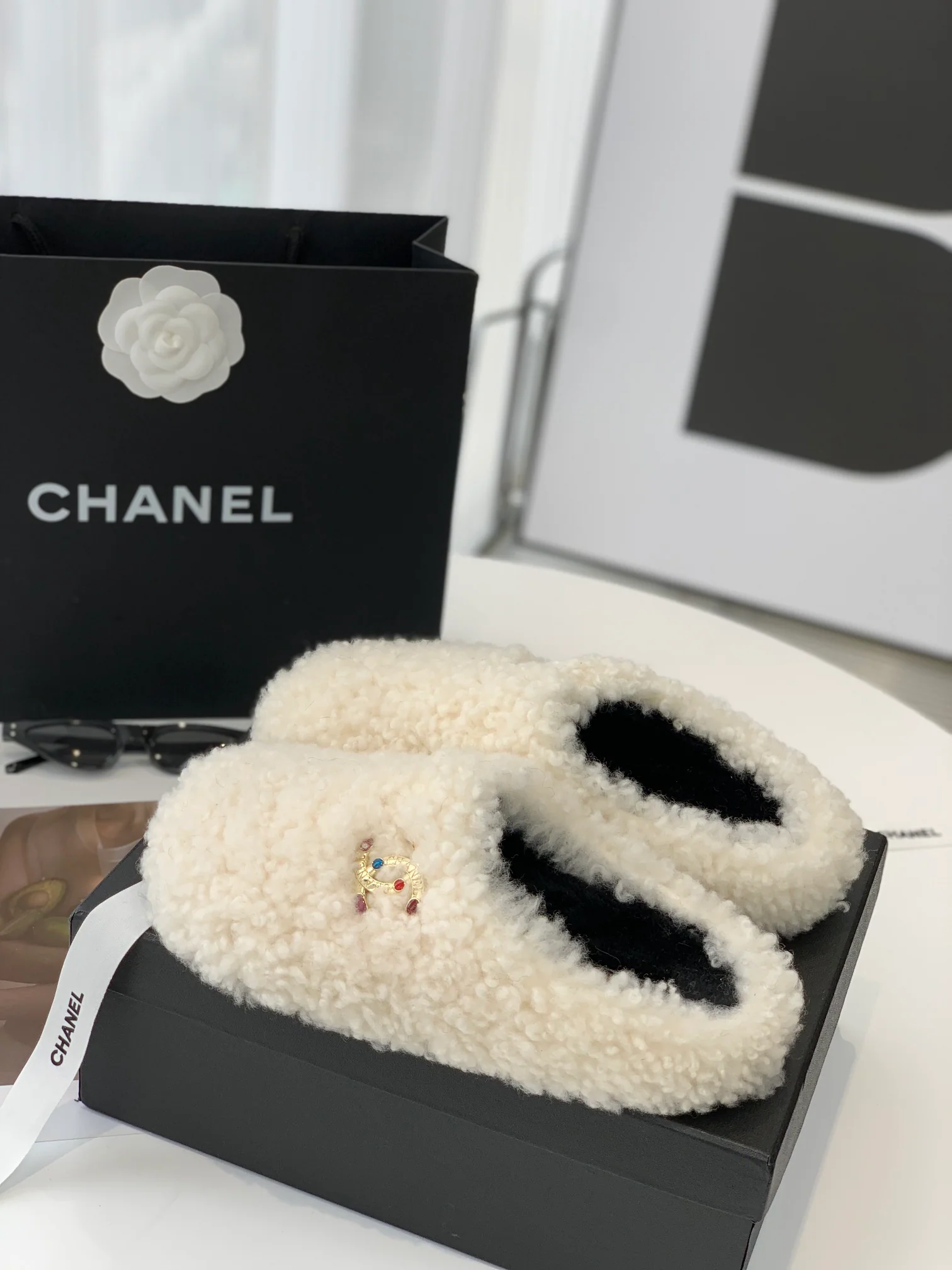Шерстяные тапочки Chanel 2022 с металлическим логотипом и драгоценными камнями - размеры 35-39-40-41 (изготовлены на заказ)