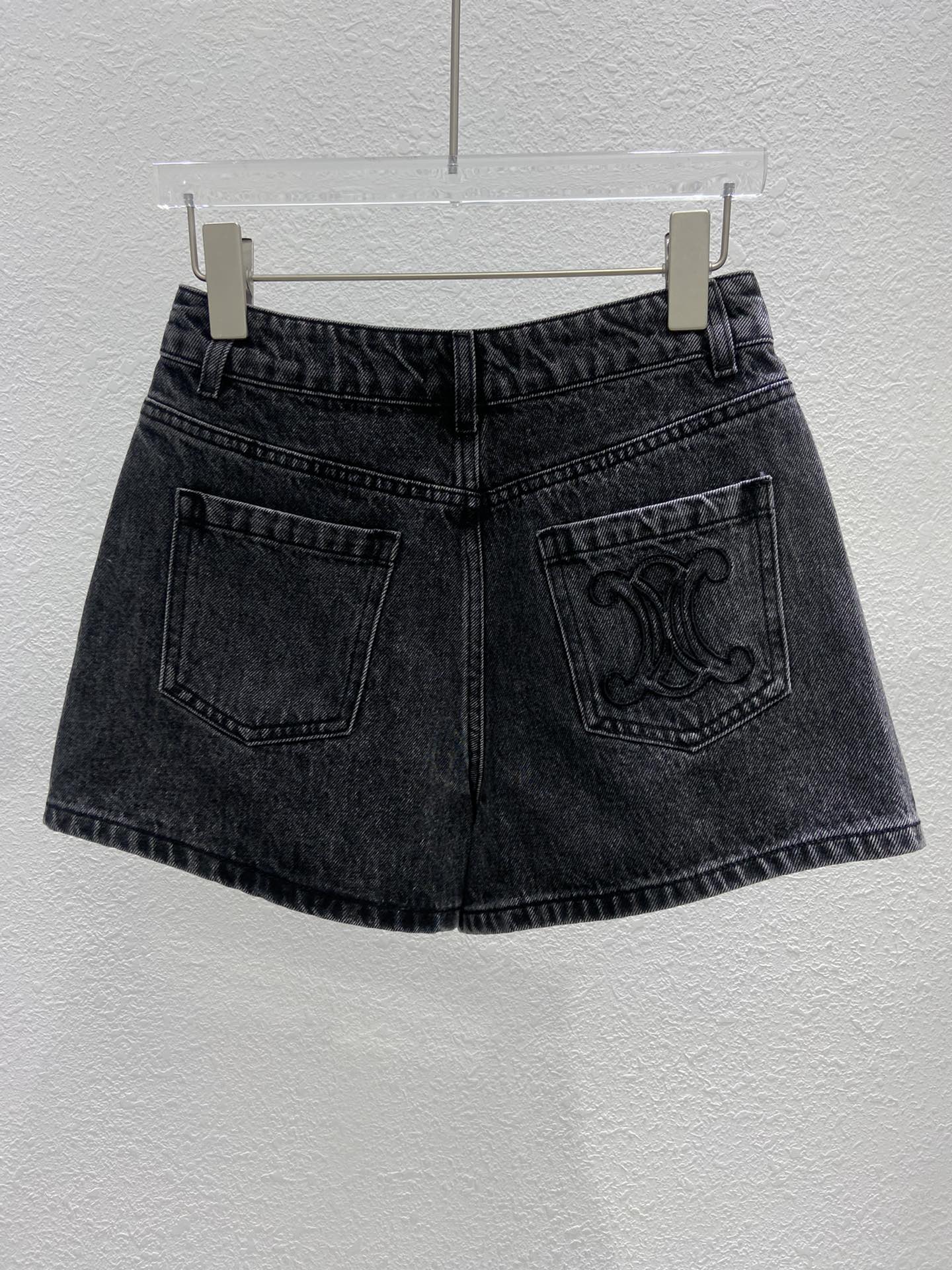 Celine 2404 - Джинсовые шорты с вышитым задним карманом - Черные