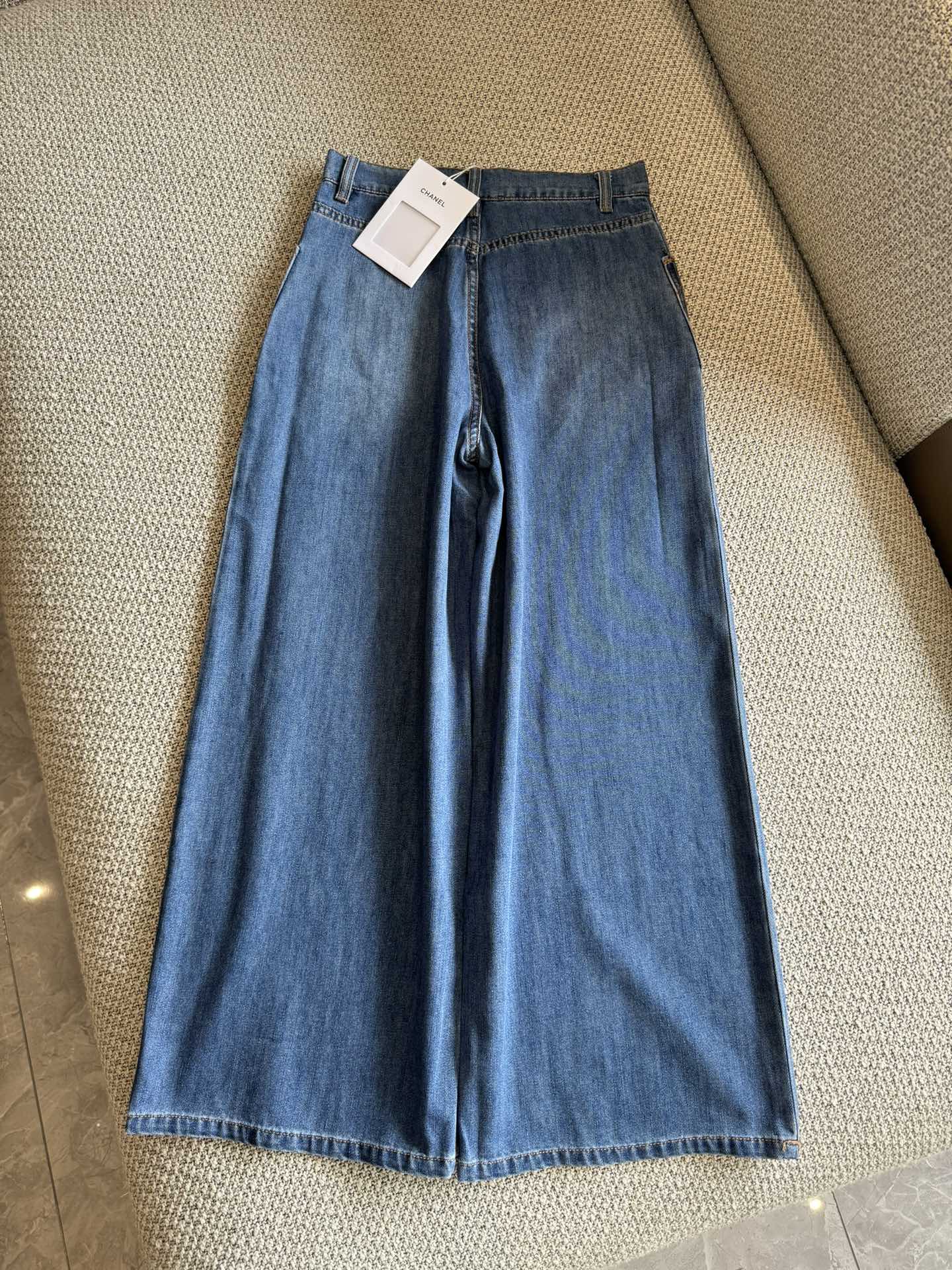 Новые джинсы Chanel 2403-24 с карманами и прямым кроем