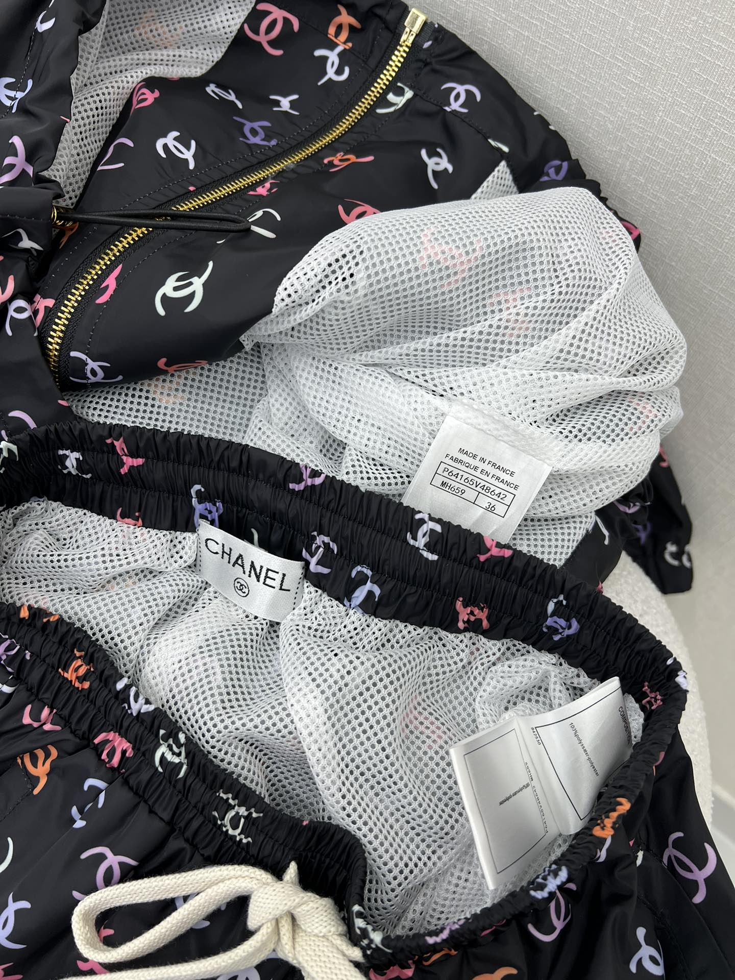 Солнцезащитный костюм Chanel 2404 с принтом - черный