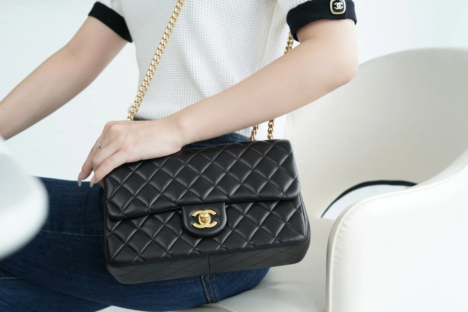 Коллекция Chanel Весна/Лето 2023 - Сумка с регулируемой пряжкой Camellia - CF Flap Bag - Черная - Маленькая