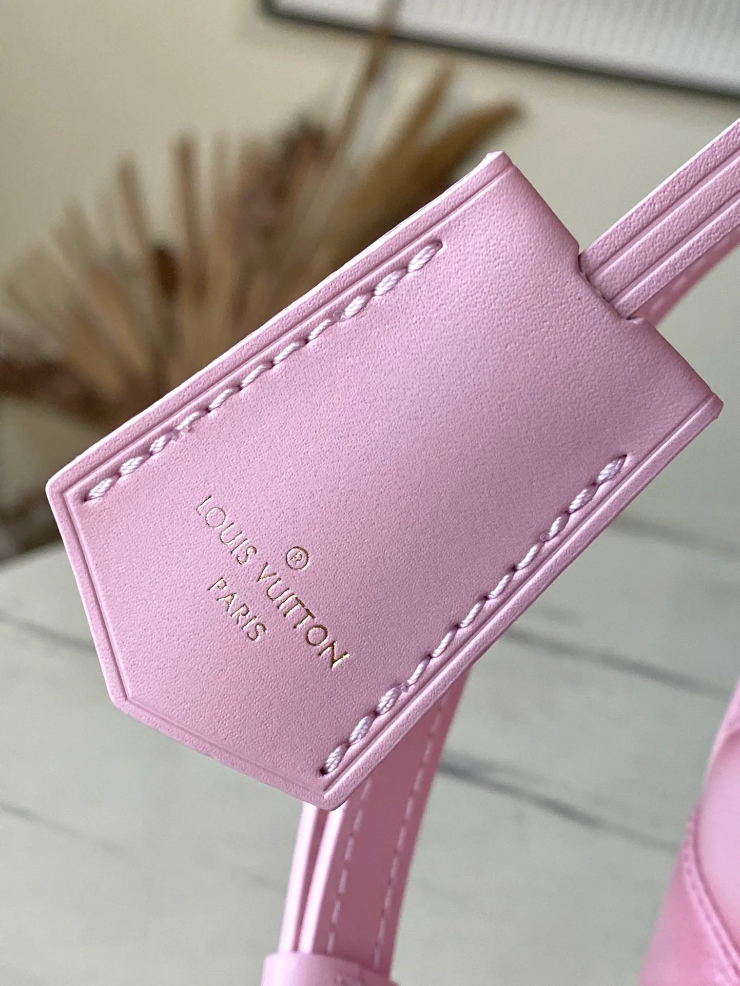 m24453-LV-nicolas-ghesquiere-shell bag-pink