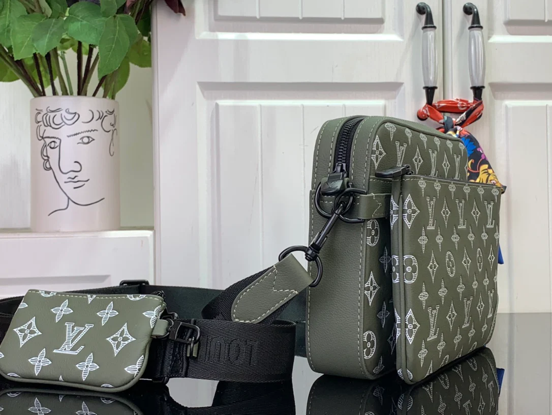 Сумка-мессенджер LV-m12490-trio с тисненым полосатым рисунком - зеленая