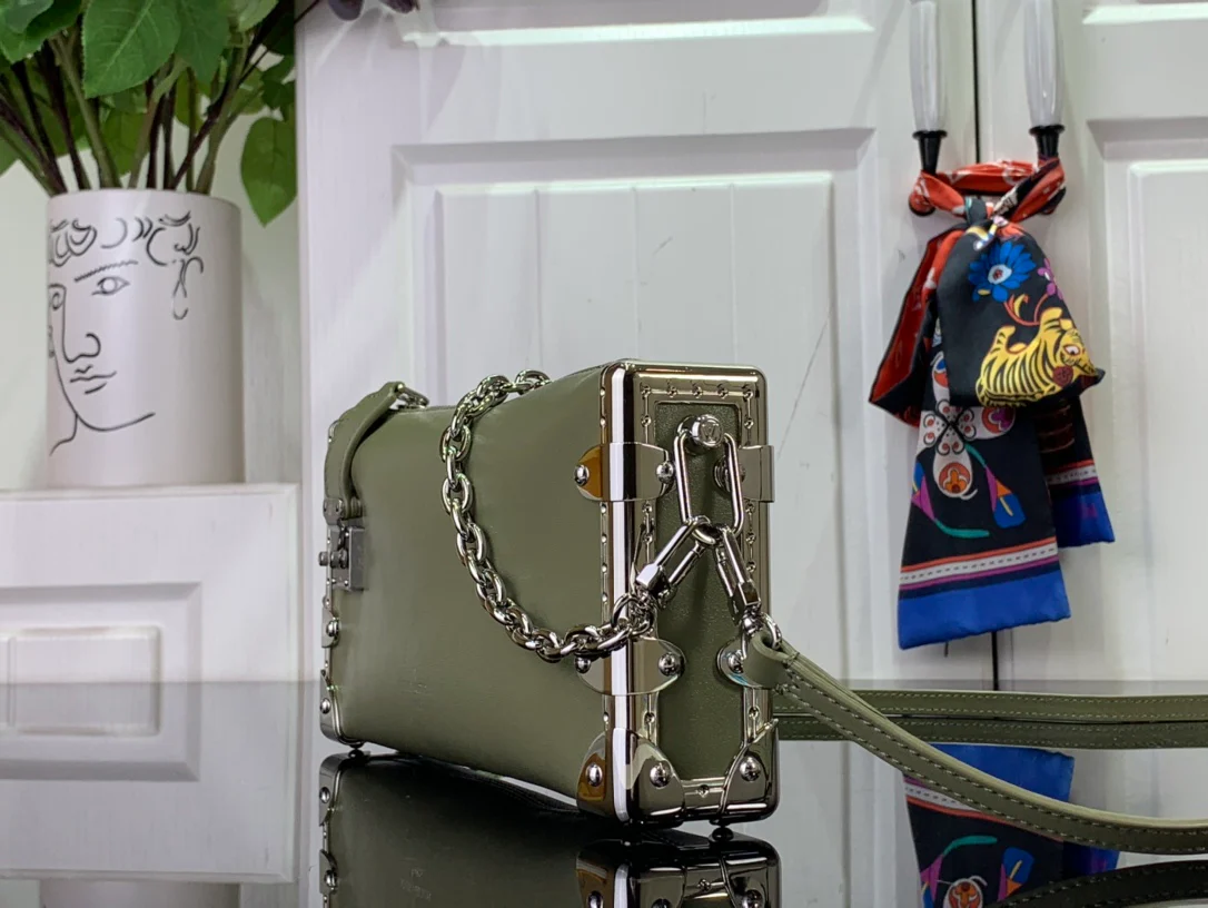 m25445-LV-slim-side-trunk chain bag-black green