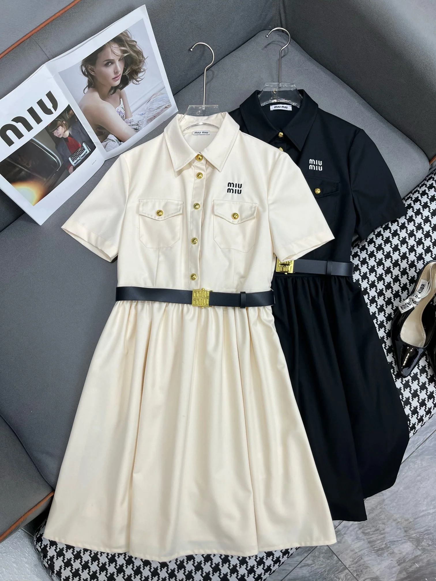 Miu Miu - Летнее платье нового стиля 2404-24ss с отложным воротником, вышивкой в ??виде букв и поясом - Модное черное