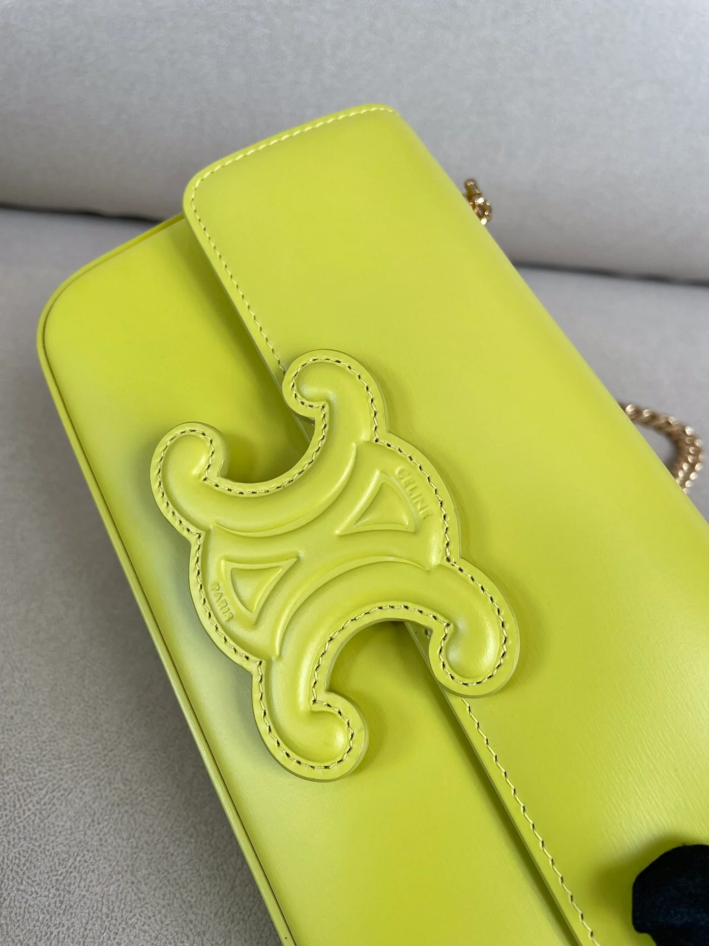 Сумка Celine Triomphe на плечо из глянцевой телячьей кожи с цепочкой — лимонно-желтая.