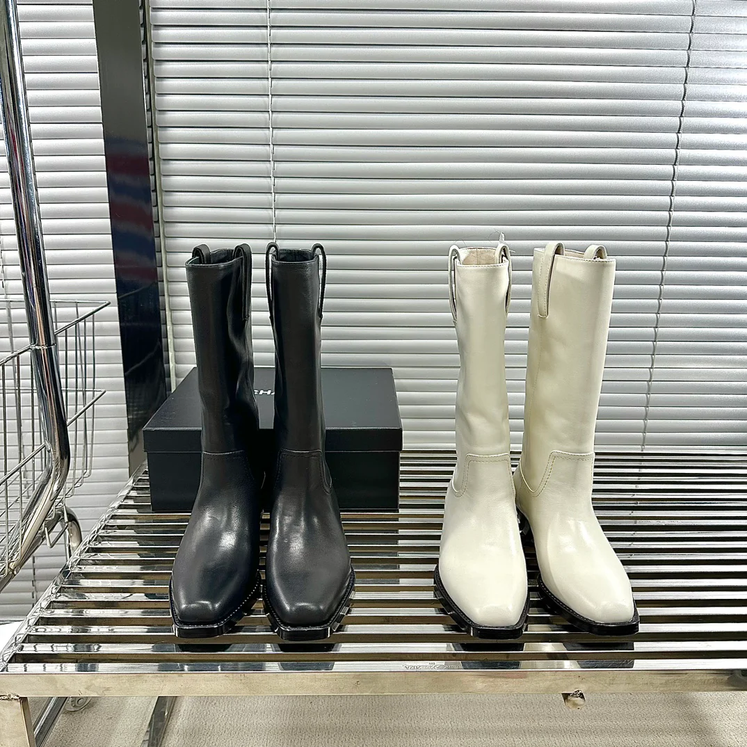 Новинка сезона осень/зима 2023 от Chanel - Мотоциклетные ботинки на низком каблуке - Черные