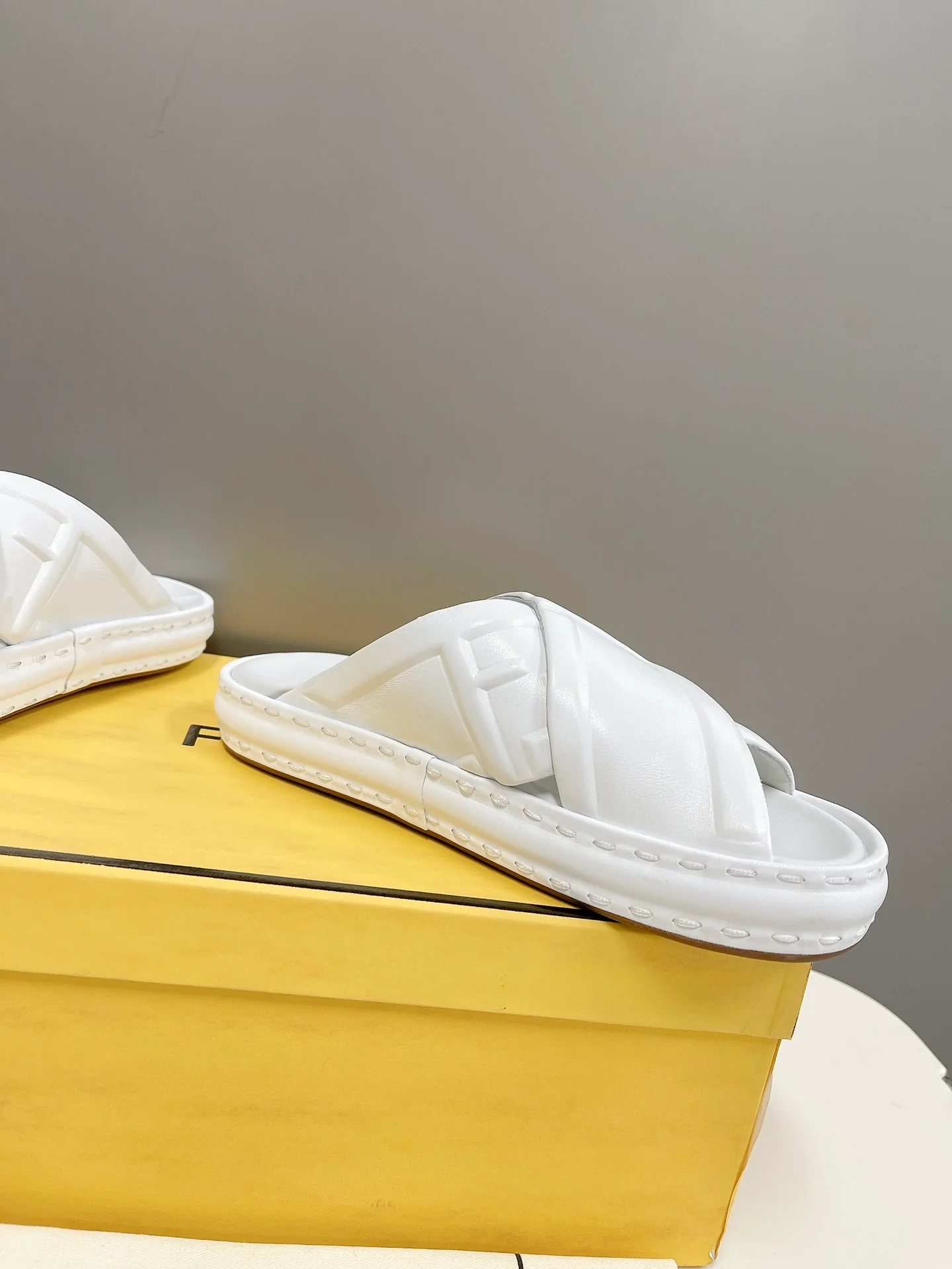 Fendi - Тапочки ?Белый хлеб?