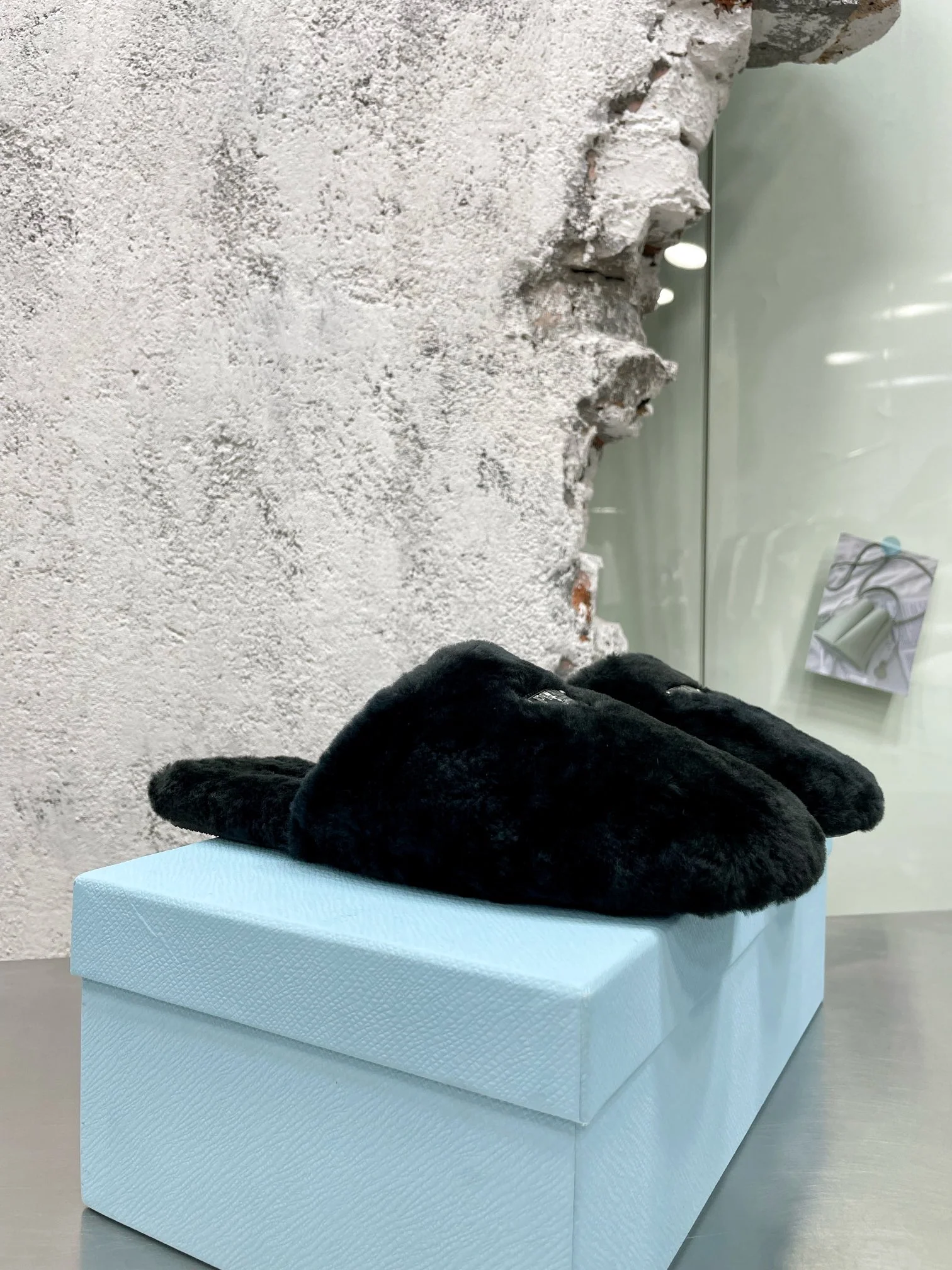 Новинка сезона осень/зима 2022 от Prada — Пушистые балетки — Стиль знаменитостей