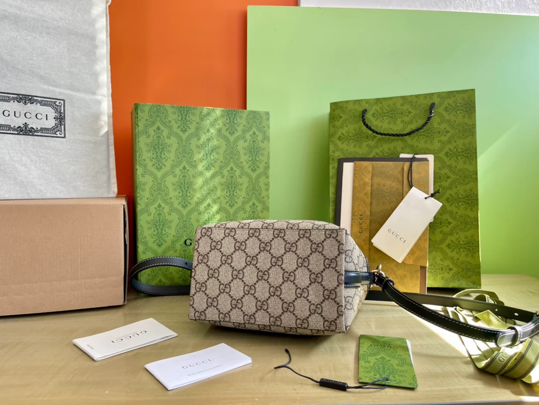 Мини-сумка Gucci 2025 из черной кожи - коричневая