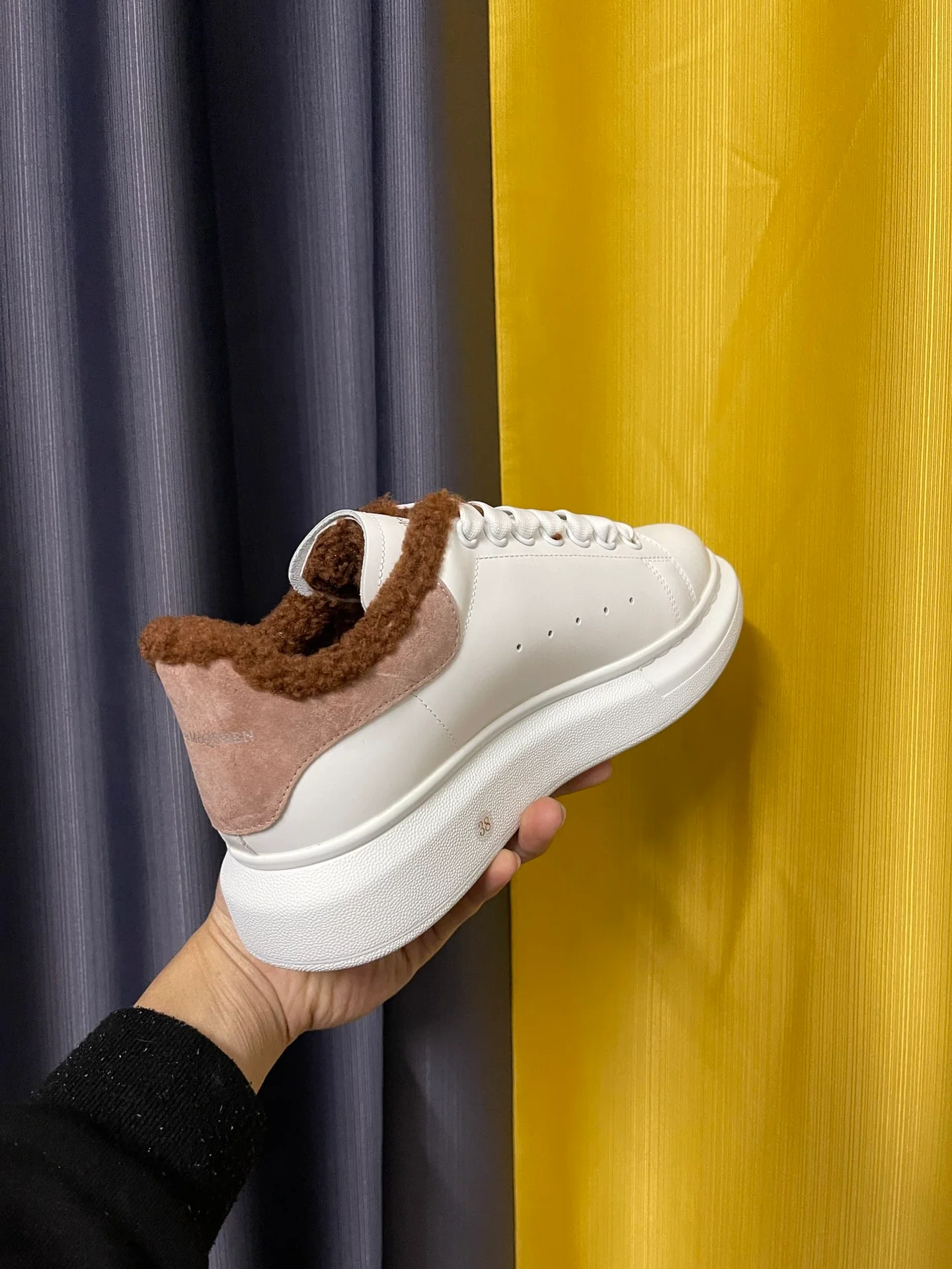 Классические белые кроссовки McQueen - унисекс - пыльно-розовый с коричневой меховой отделкой - Премиум-издание