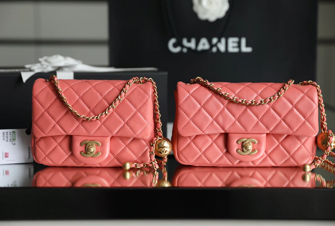 Сумка Chanel Gold Globe Square Fat Flap Bag - кораллово-розовая.