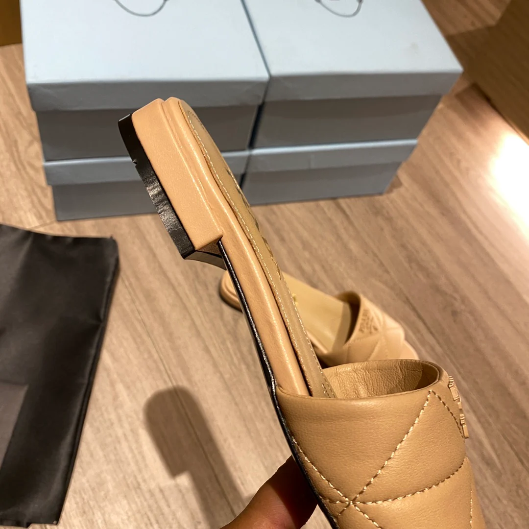 Prada - Тапочки из овечьей кожи