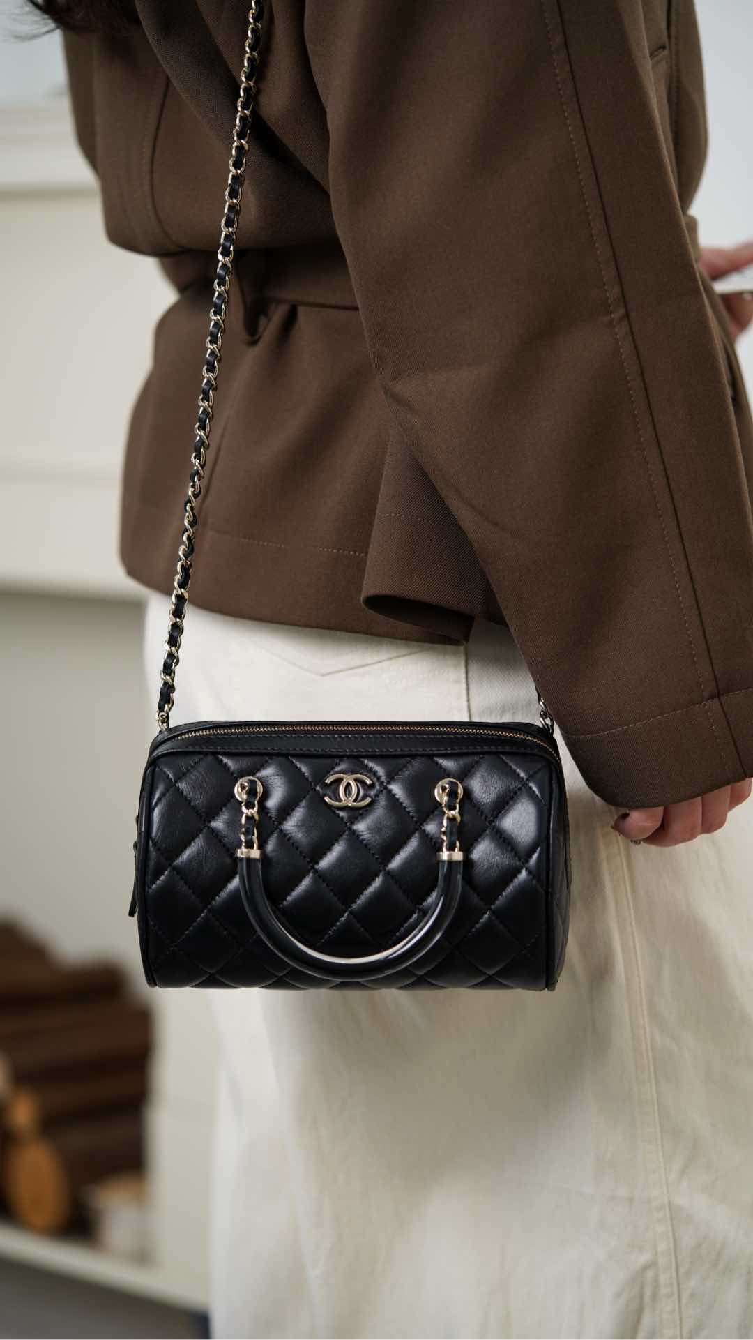 Сумка Chanel 25c Boston Bowling Bag — черно-золотая.