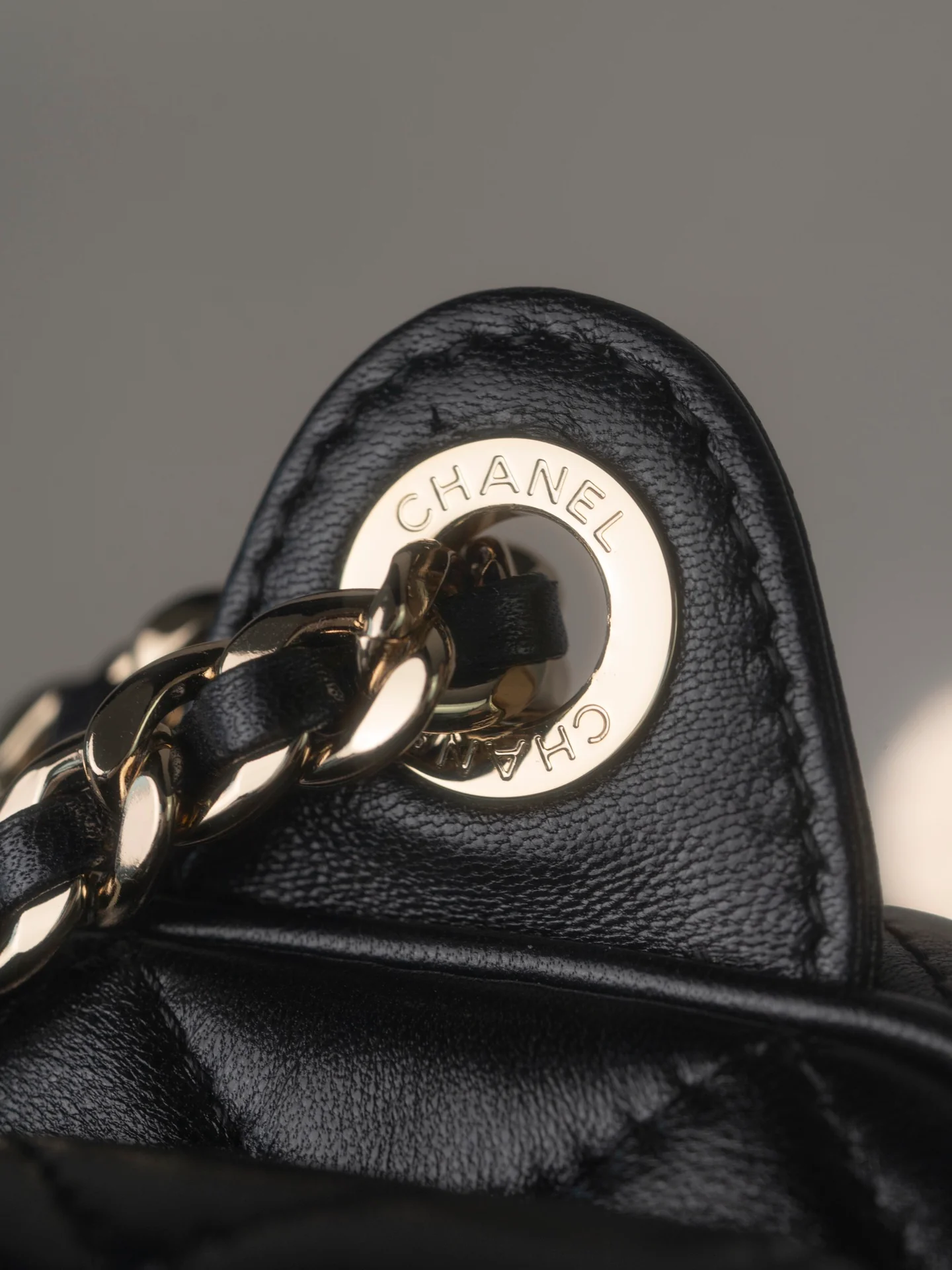 Маленькая многофункциональная сумка для фотоаппарата Chanel из 24-каратного золота — черная.