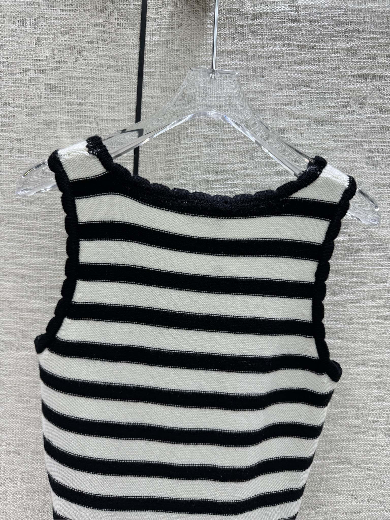 Вязаный жилет Celine-2404 с кружевной отделкой и полосатым рисунком в стиле колор-блок.