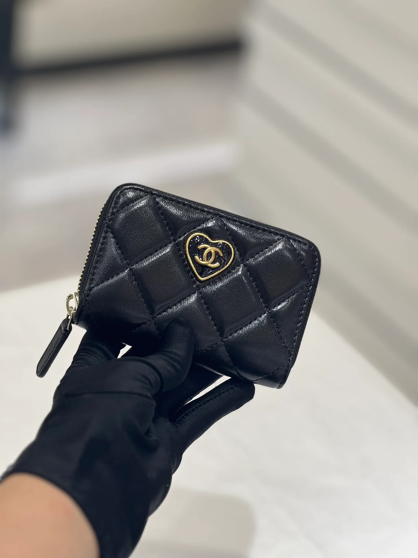 Кошелек-кардхолдер Chanel 23s Heart с эмалированной застежкой-молнией