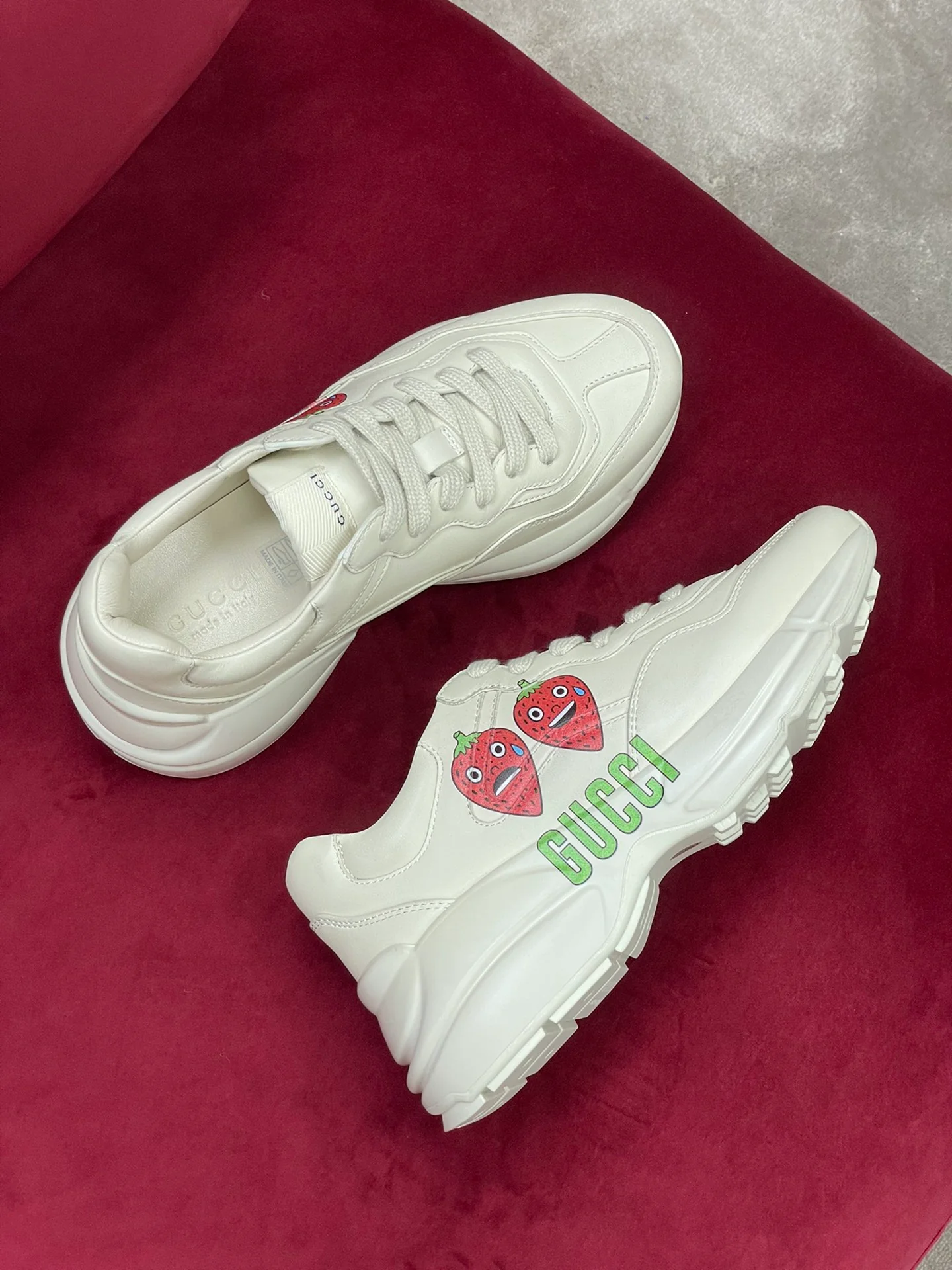 Новинка сезона осень/зима 2022 от Gucci - Массивные туфли клубничного цвета - Парный стиль