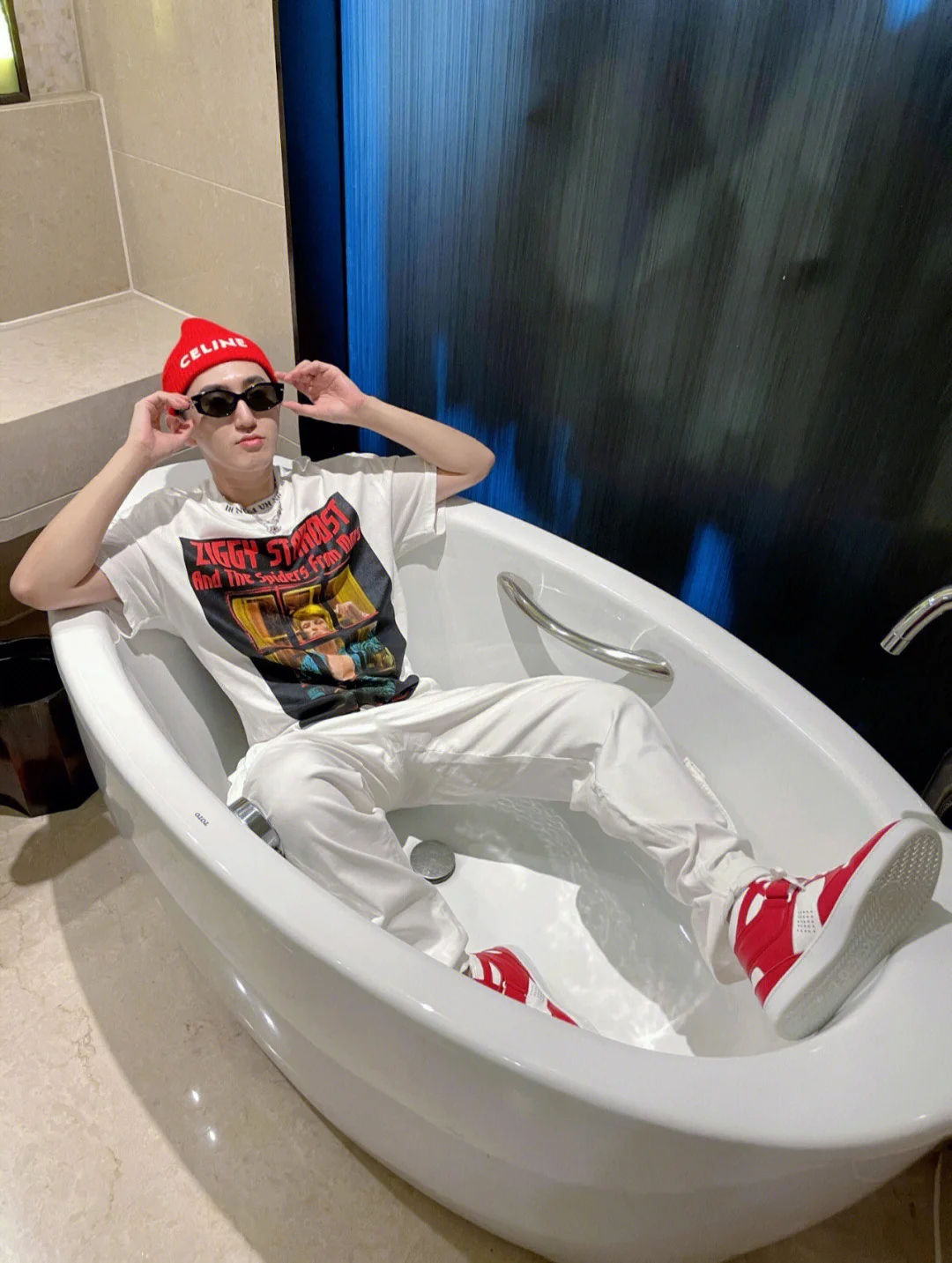 Высокие кроссовки Celine — фото в них.