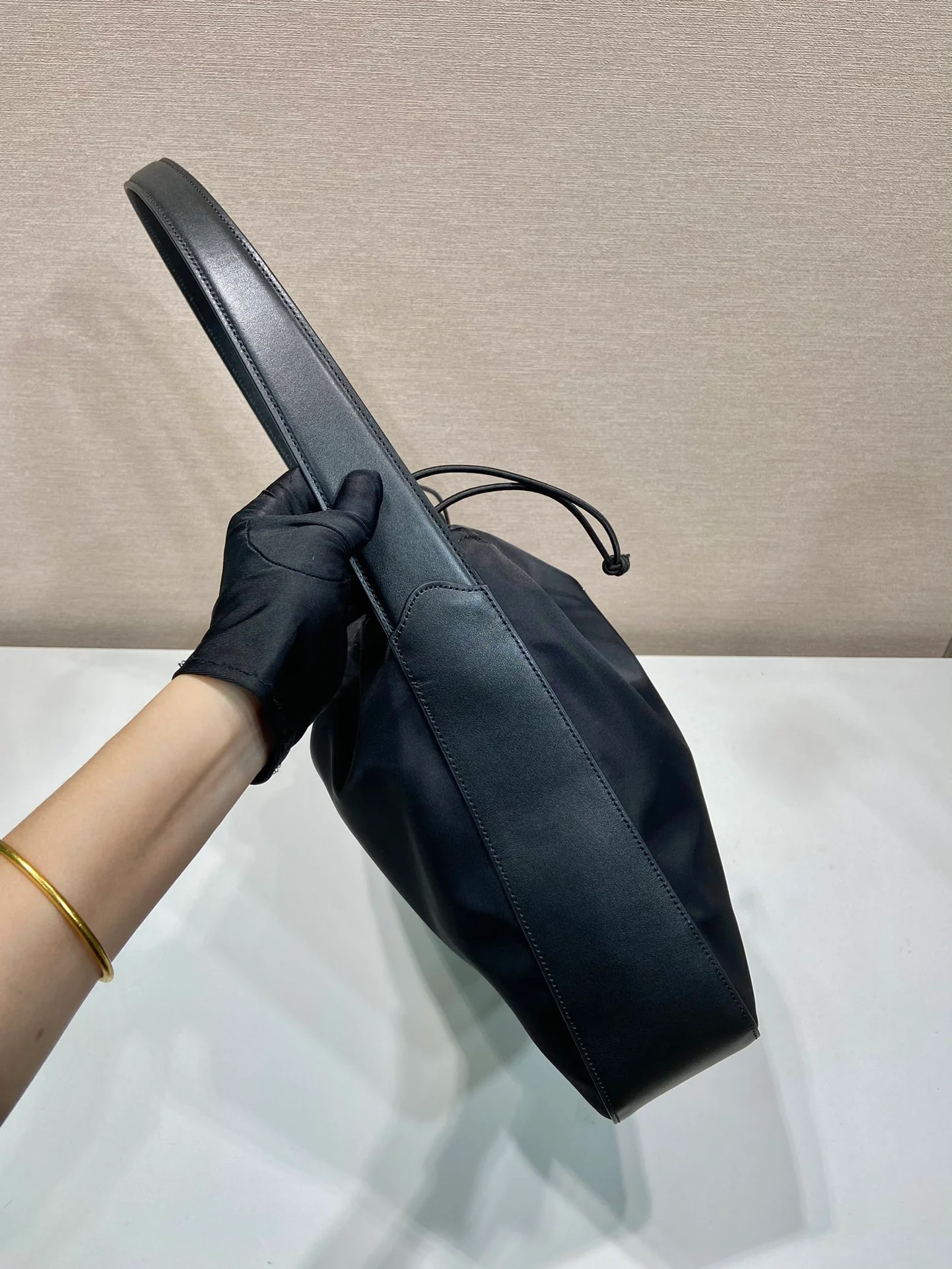 Винтажная сумка Prada на завязках, большая, черная.