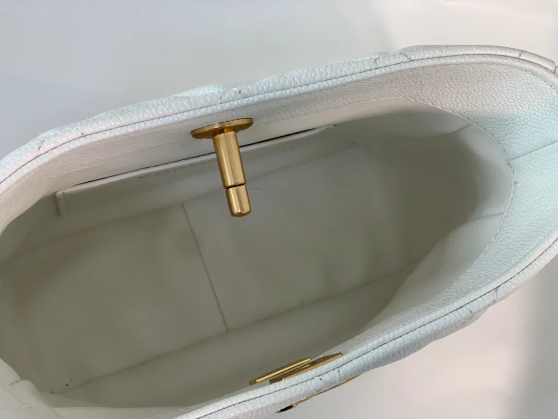 Коллекция Chanel Весна/Лето 2022 - Сумка-хобо Golden Globe - Маленькая - 2 шт.