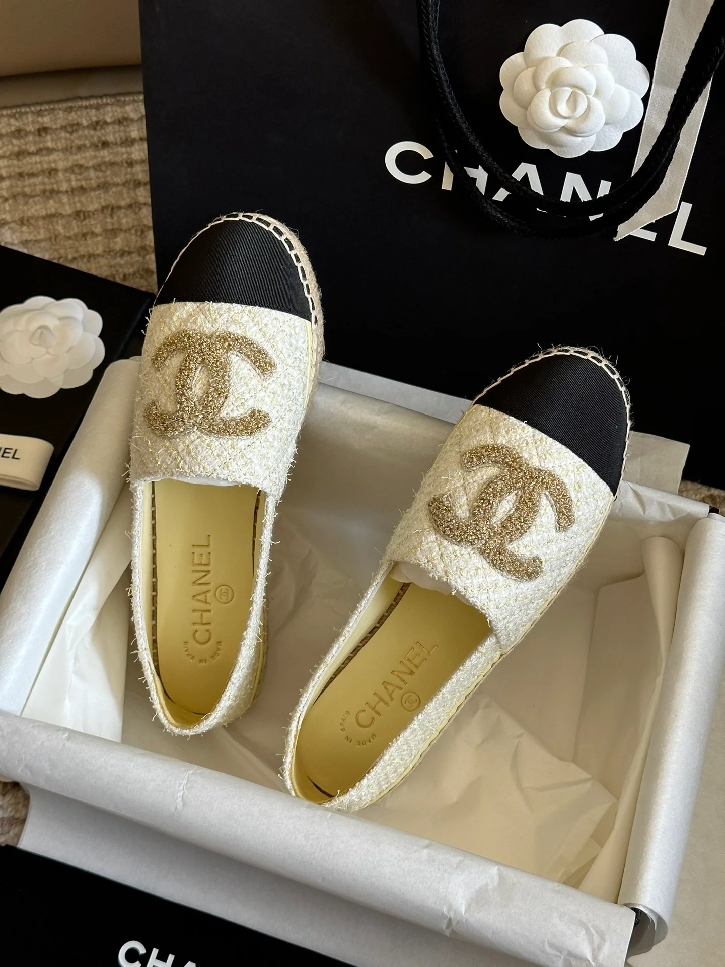 Новинка сезона осень/зима 2023 от Chanel — массивные неоновые рыбацкие туфли.