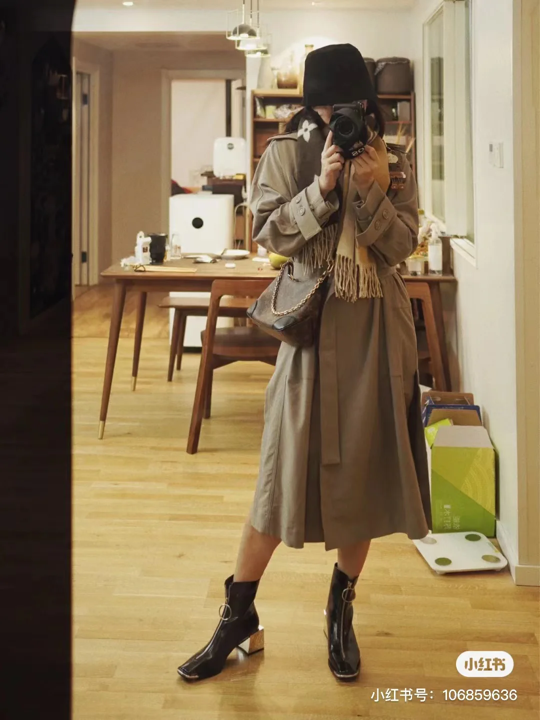 m45831-LV-boulogne croissant bag-over-shoulder/crossbody bag