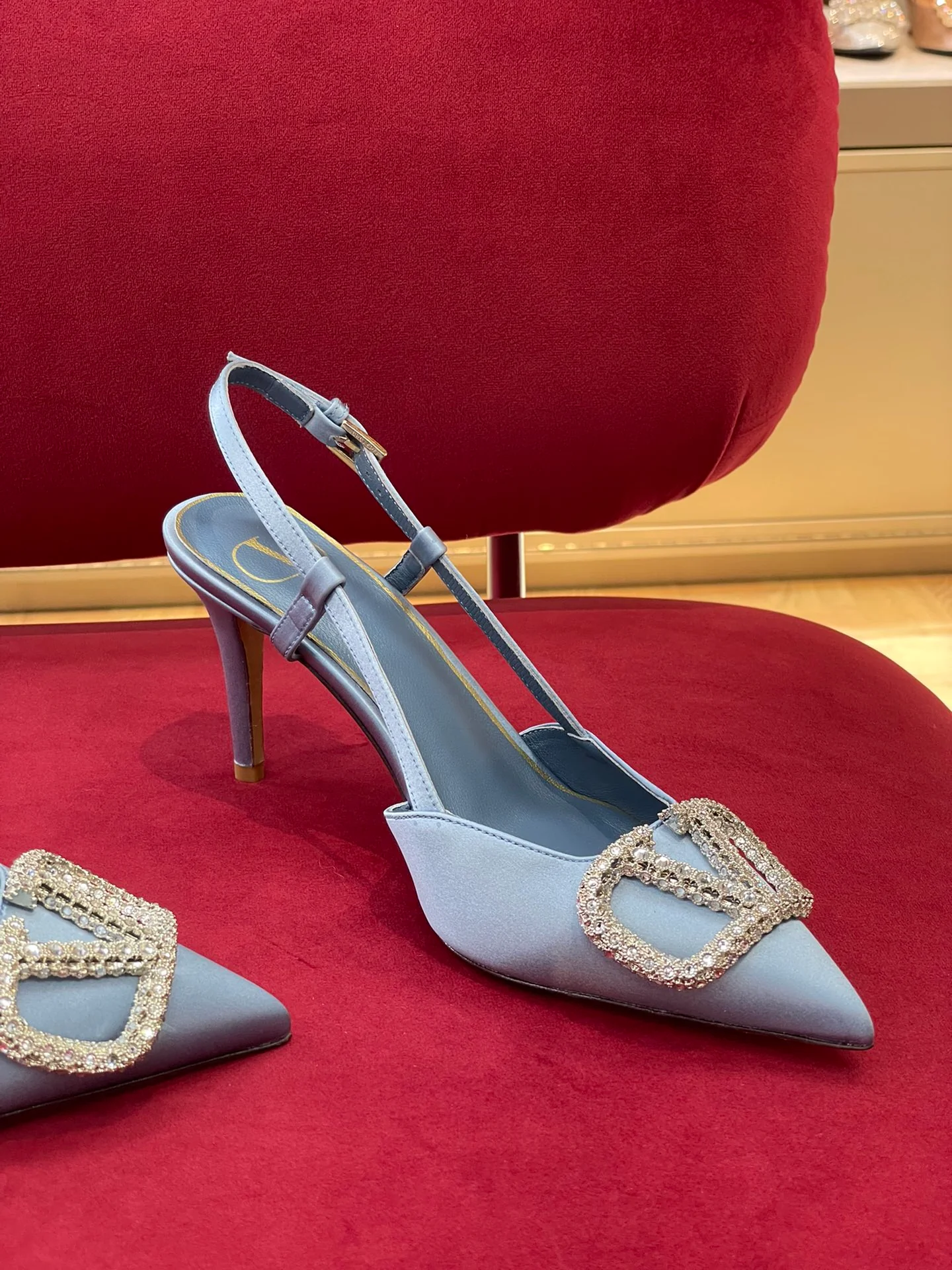 Новинка сезона осень/зима 2022 от Valentino - атласные туфли на каблуке с разрезом и стразами - синие.