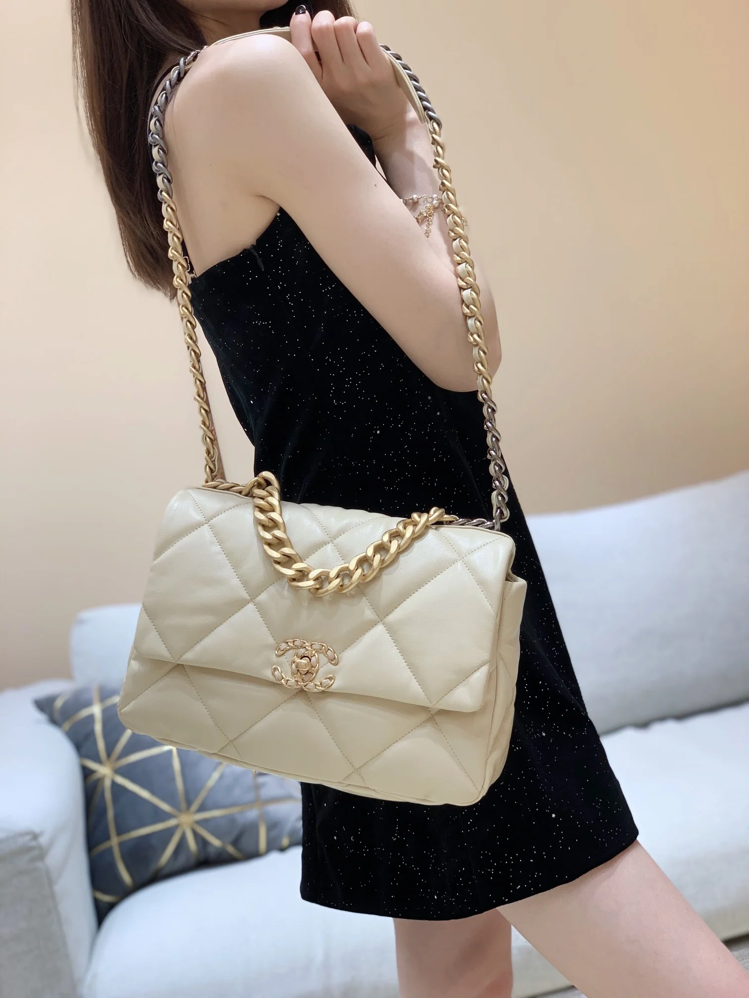 Сумка Chanel 19 — бежевая с золотой фурнитурой — средний размер.