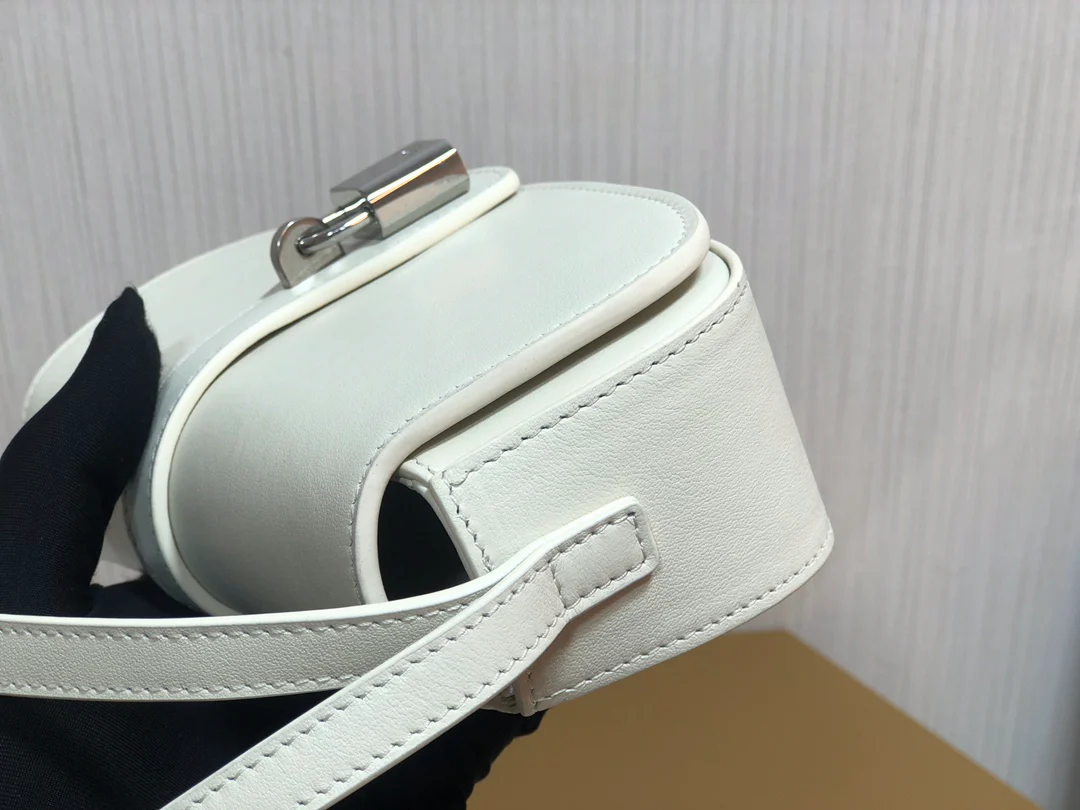 Мини-клатч Celine Tabou с плечевым ремешком в форме замка — белый — из гладкой коровьей кожи.