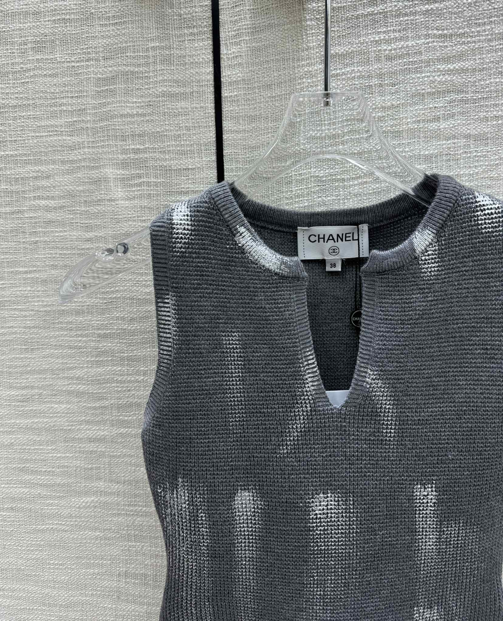 Вязаный жилет Chanel 2403 Graffiti с V-образным вырезом - темно-серый