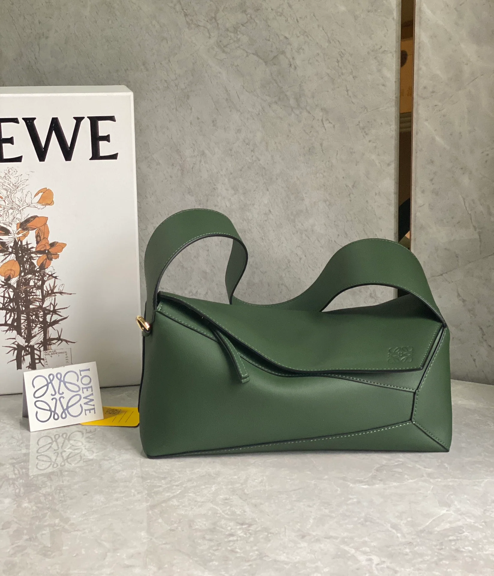 Сумка-хобо Loewe Puzzle, винтажный зеленый цвет.