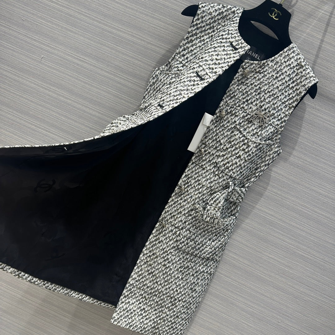 Chanel 2403 - Жакет/Жилет/Длинное платье с элементами из плетеной ленты и металлических цепочек.