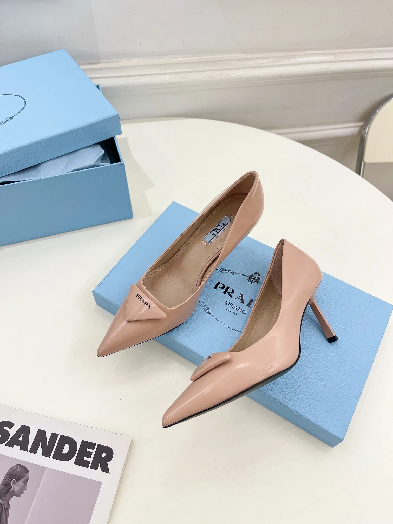 Новинка весны 2023 года от Prada - туфли на высоком каблуке с острым носком - розовые.