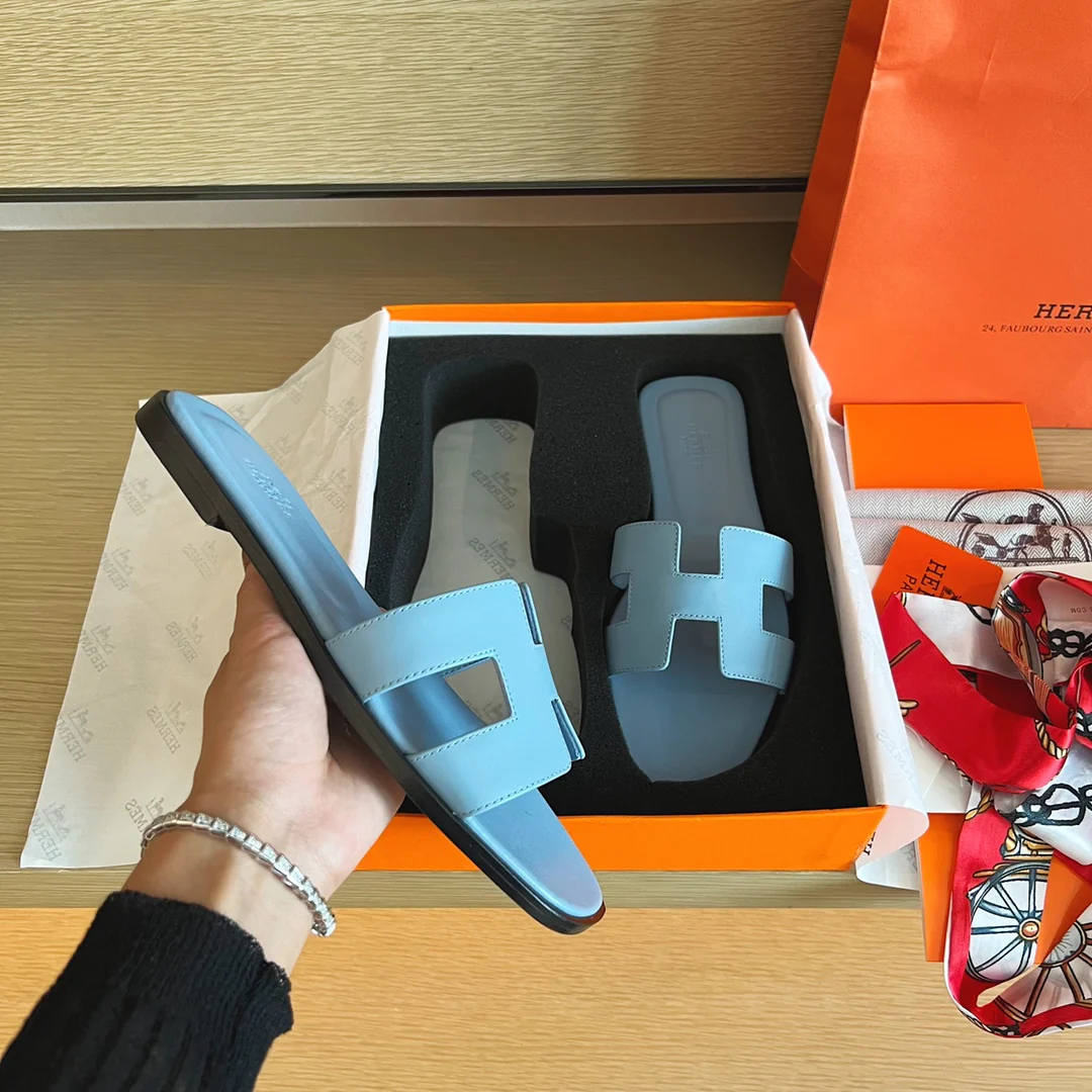 Сандалии Hermes на плоской подошве - верх из однотонной кожи - подошва, полностью закрывающая стопу