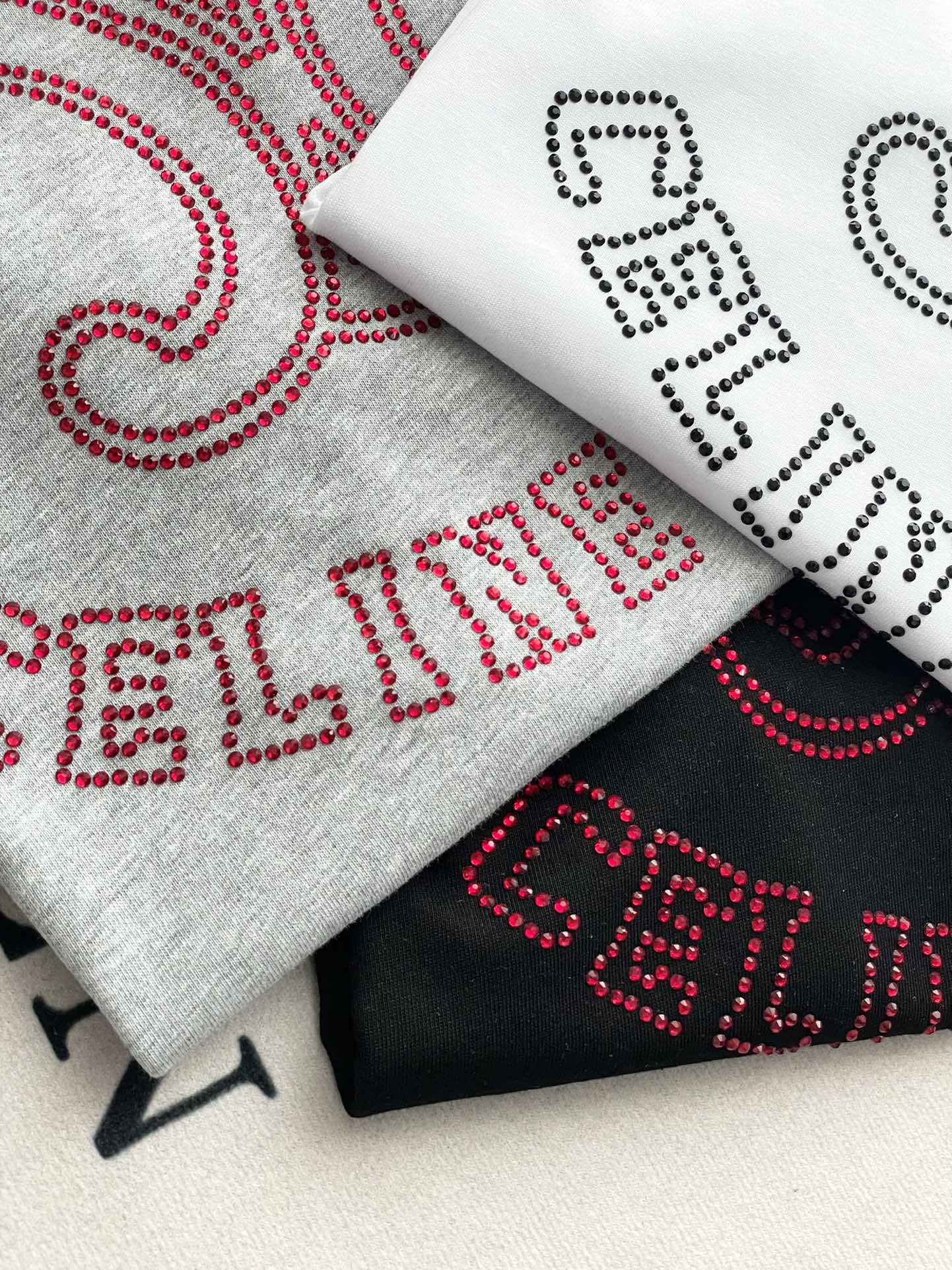 Футболка Celine 2403 с коротким рукавом и стразами - черная