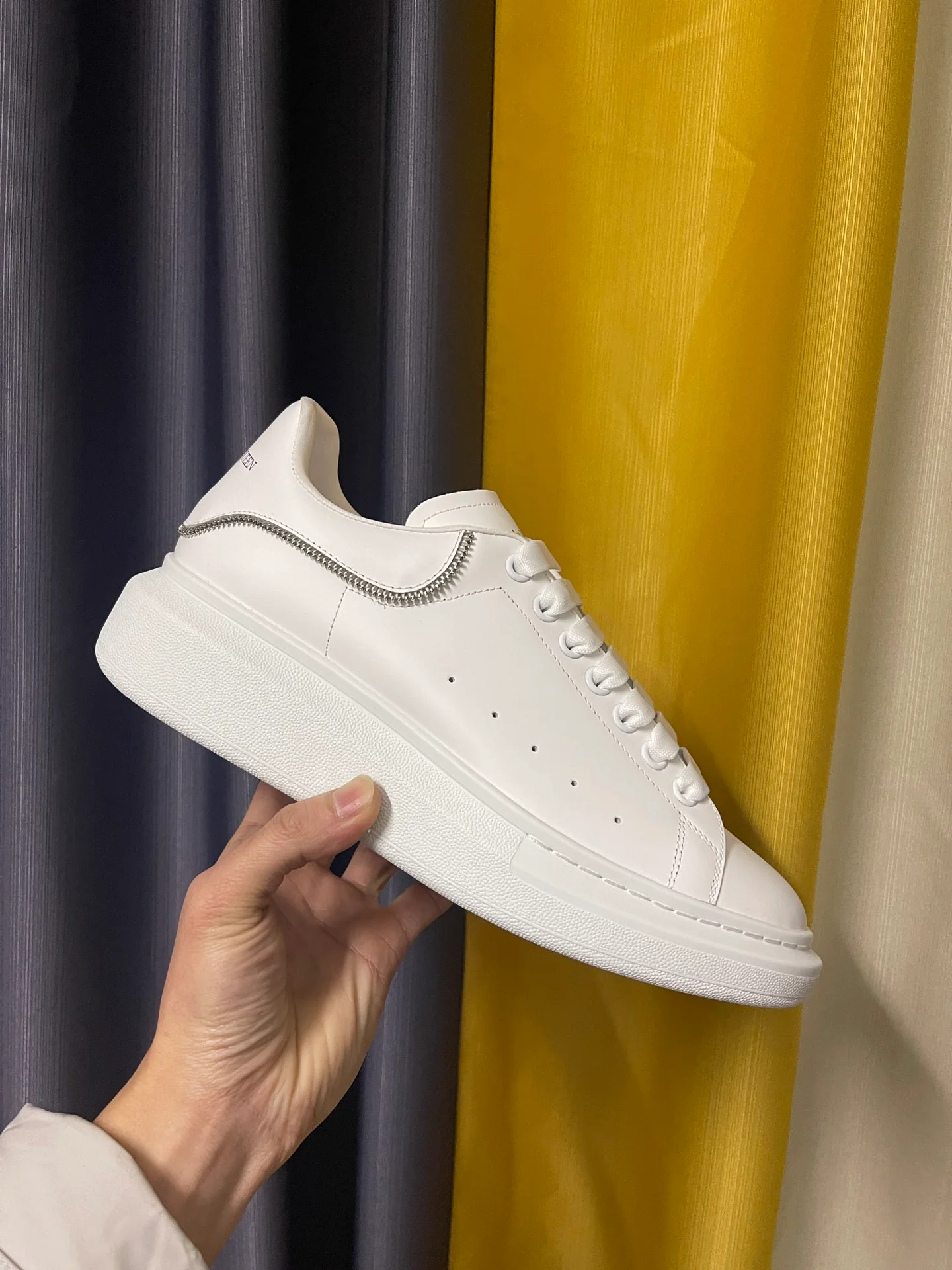 Классические белые кроссовки McQueen - унисекс - полностью из белой кожи с серебряной цепочкой на каблуке