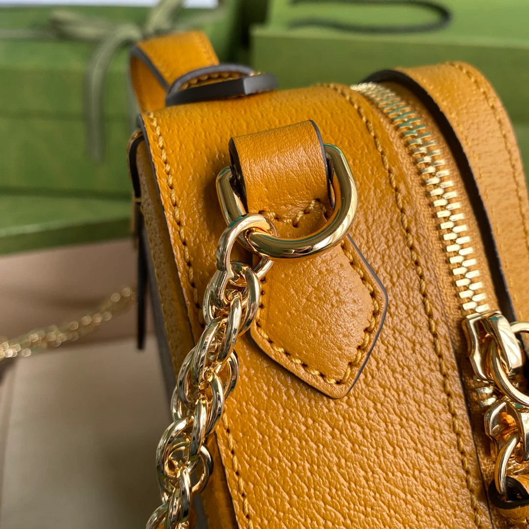 Коллаборация Gucci с плюшевым мишкой — маленькая квадратная сумка с ручкой.