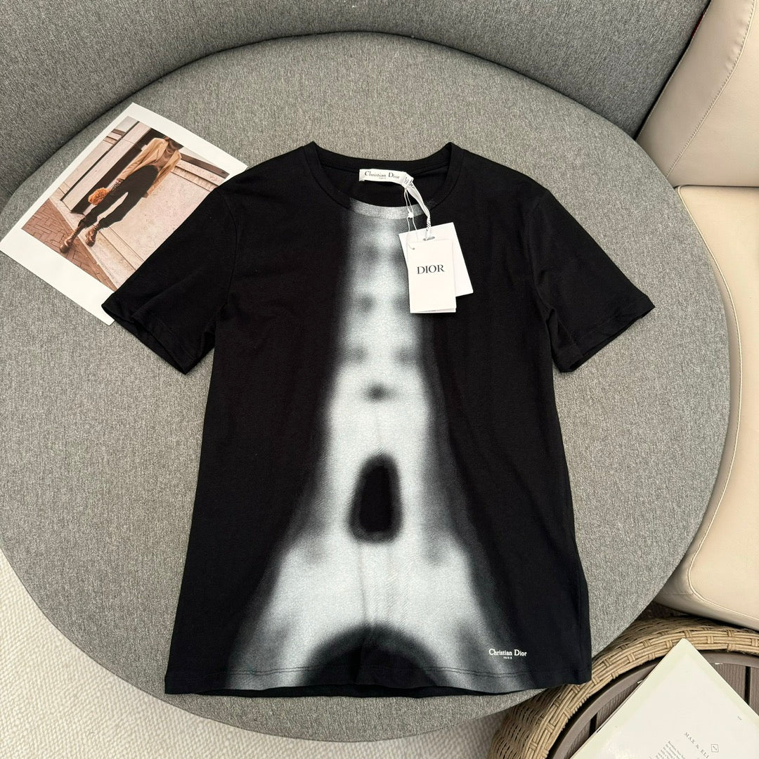 Футболка с принтом Эйфелевой башни из коллекции Dior весна/лето 2024.