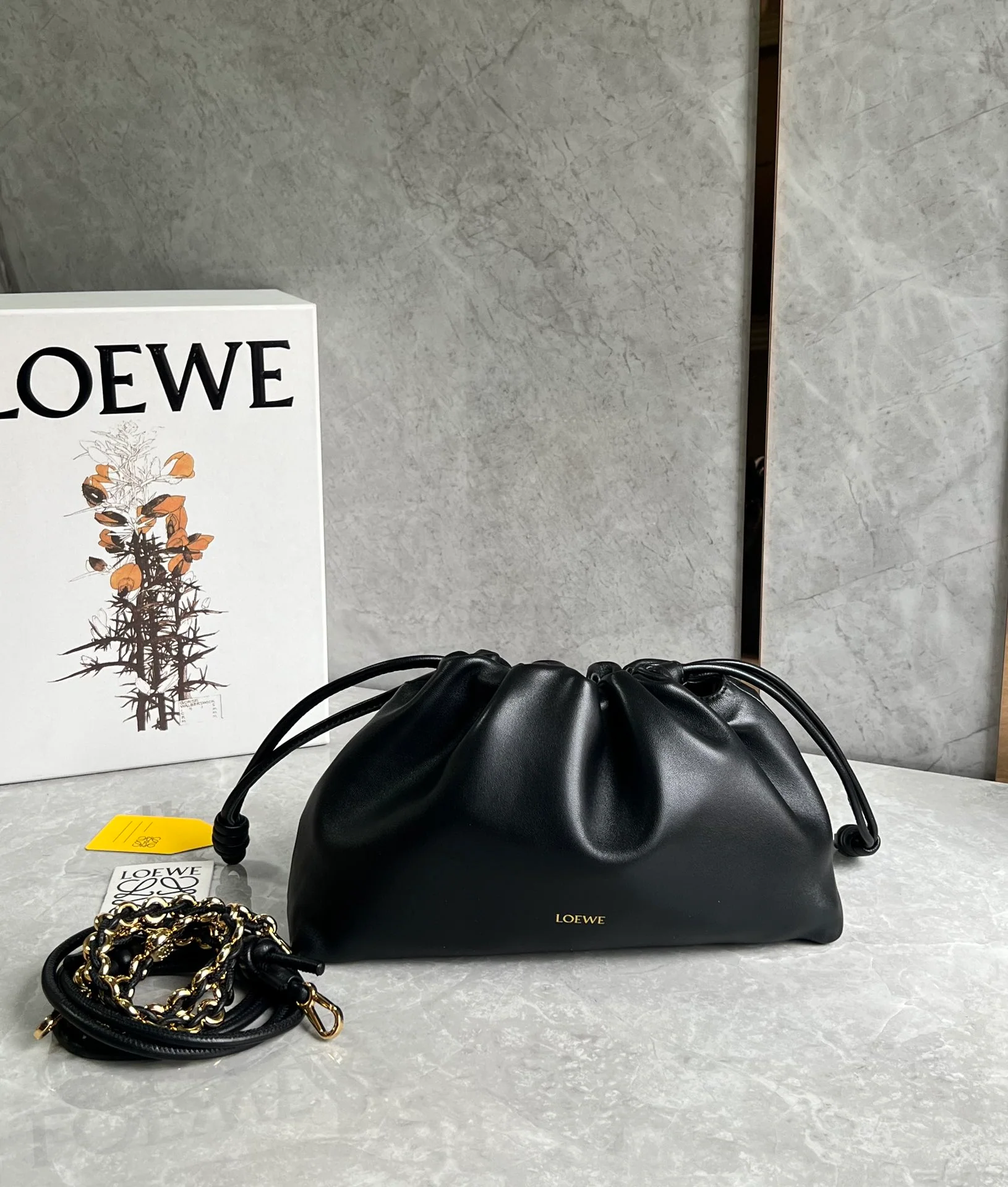 Сумка Loewe Flamenco из овечьей кожи с цепочкой - большая, черная.