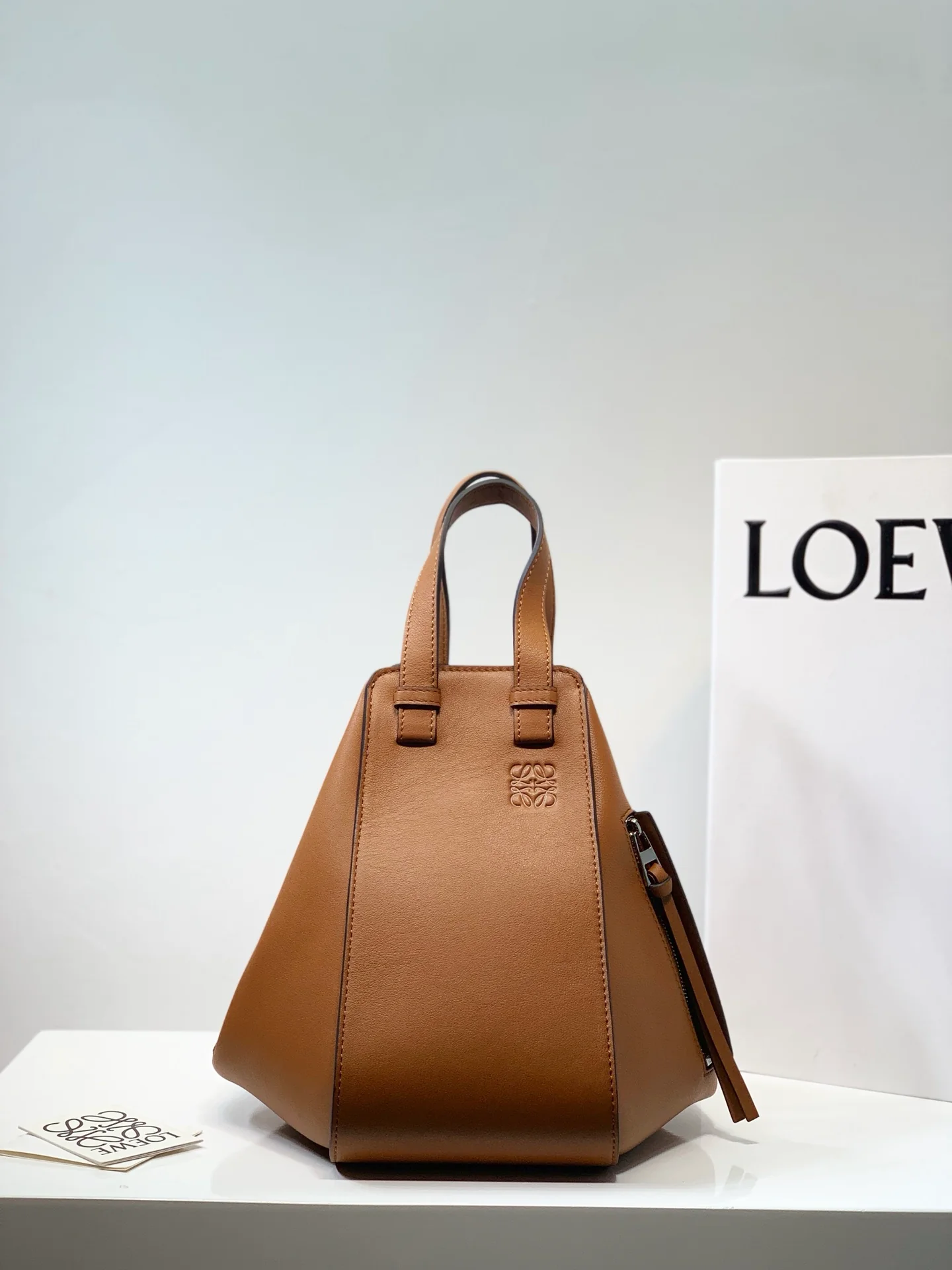 Гамак Loewe, маленький, 13,5x25x30 см, однотонный, карамельного цвета.