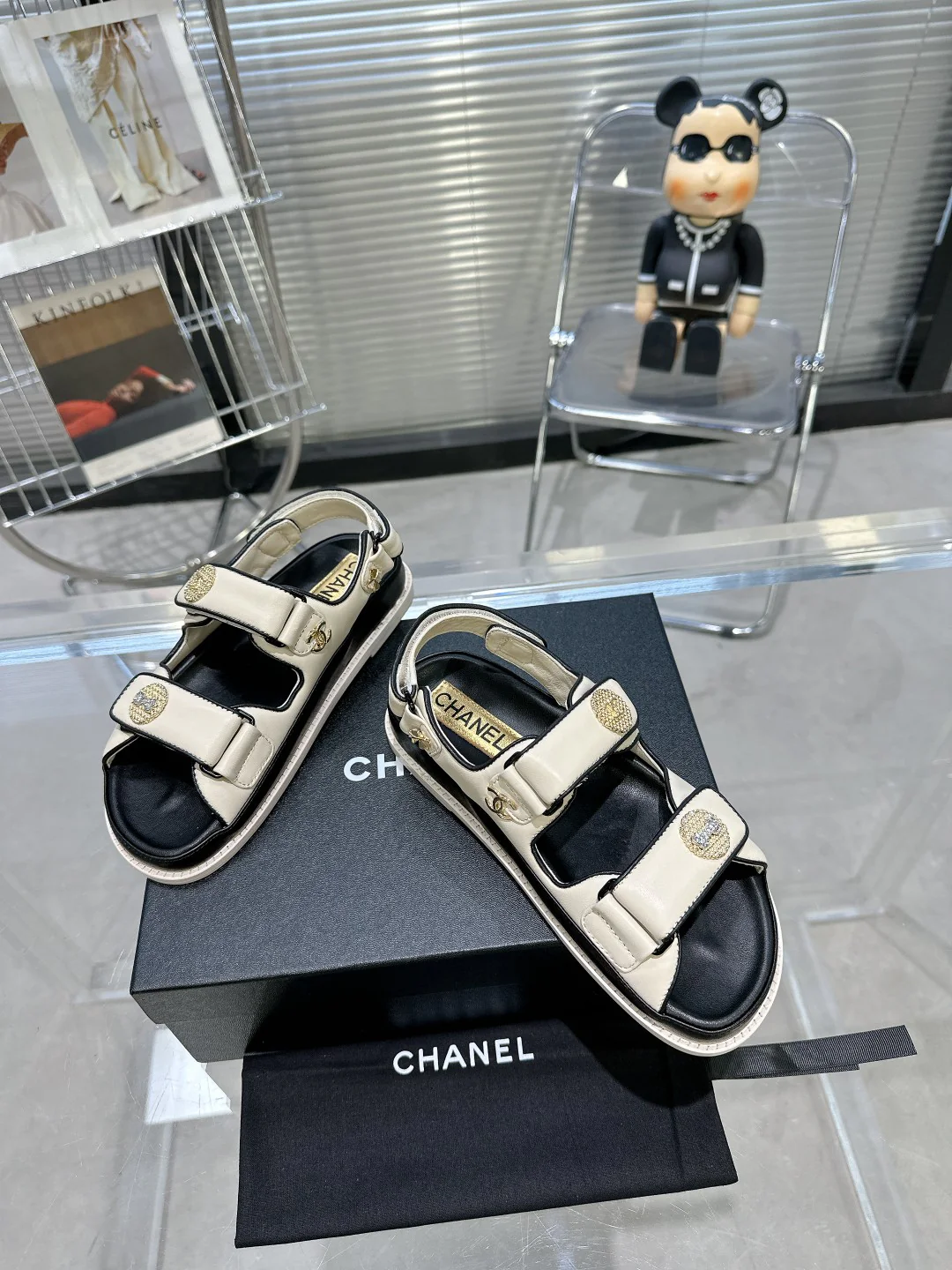 Новая расцветка пляжных сандалий Chanel весна/лето 2023 — цвет ?слоновая кость?.