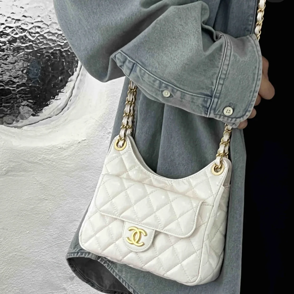 Коллекция Chanel ?Ранняя весна 2023? — сумка-хобо в стиле хиппи — маленькая — белая — на фото — 1