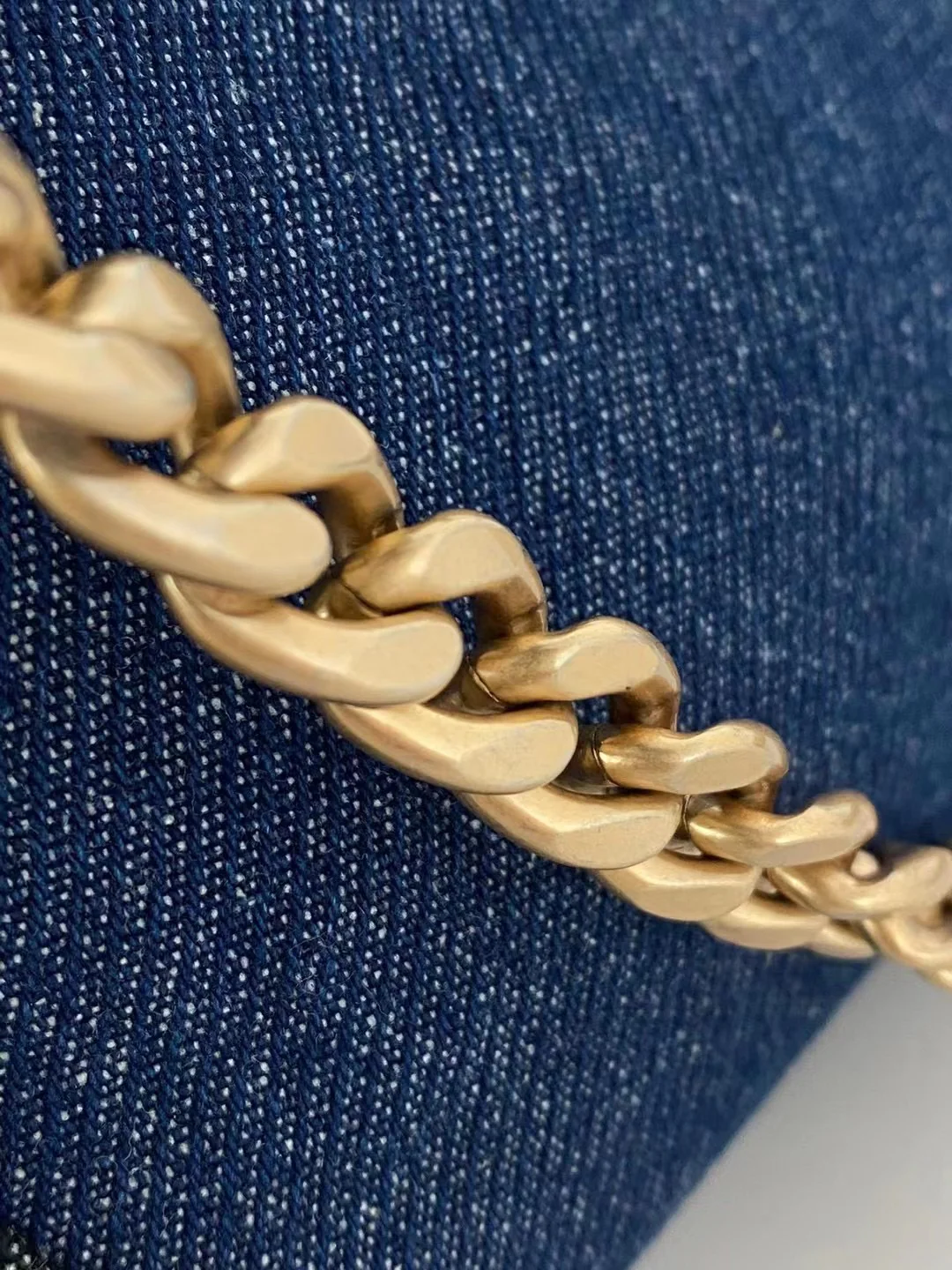 Коллекция Chanel Весна/Лето 2023 - Синяя джинсовая сумка-тоут - Черная отделка на синем основании