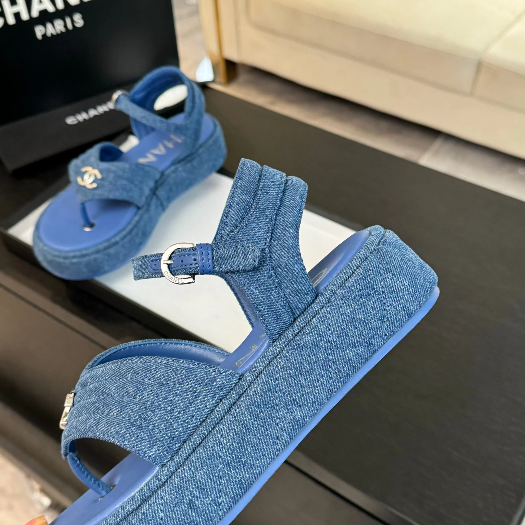 Повседневные сандалии Chanel 2024 - синие