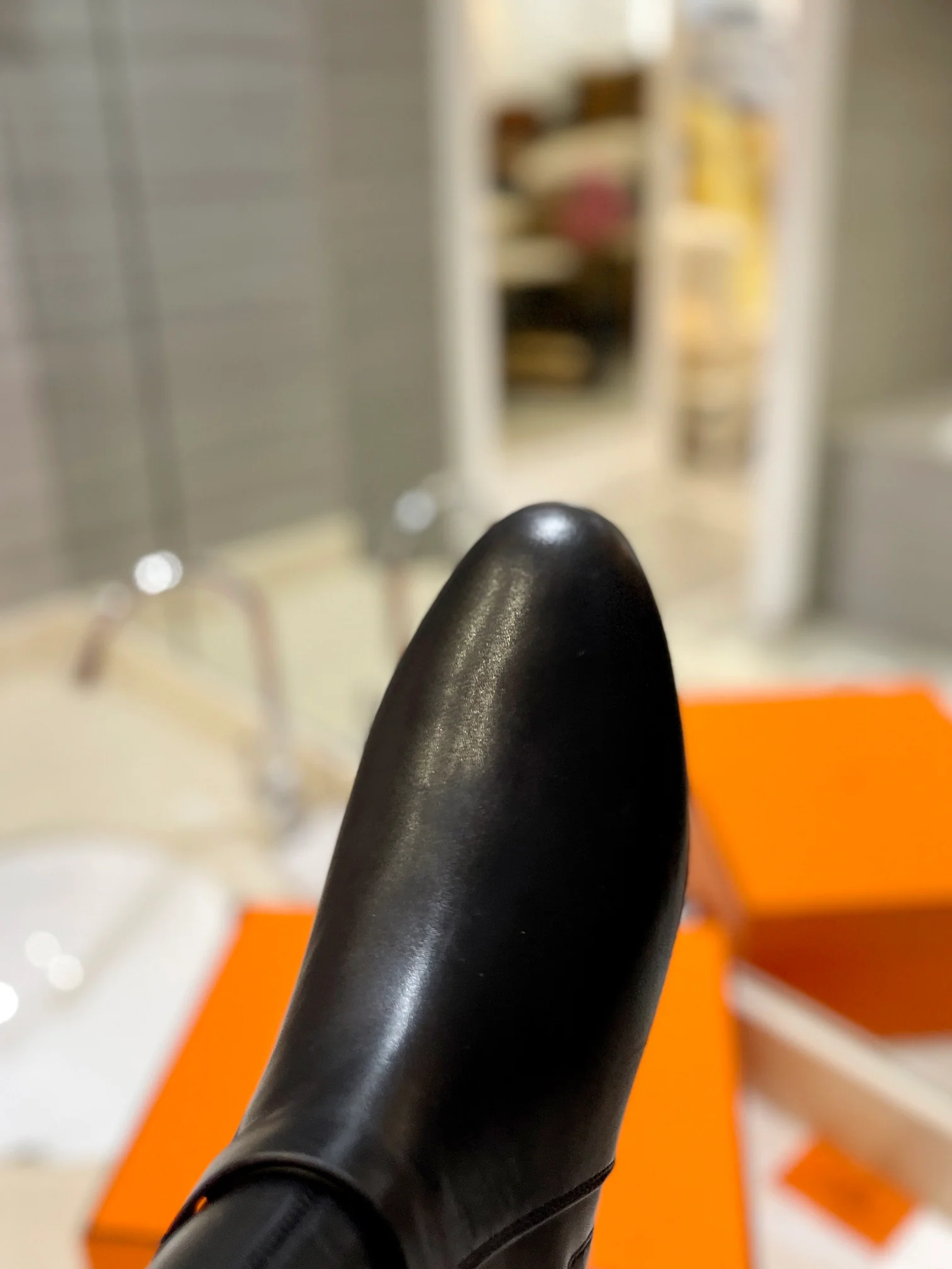 Классические плоские ботильоны Hermes с пряжкой Kelly Buckle — черные.