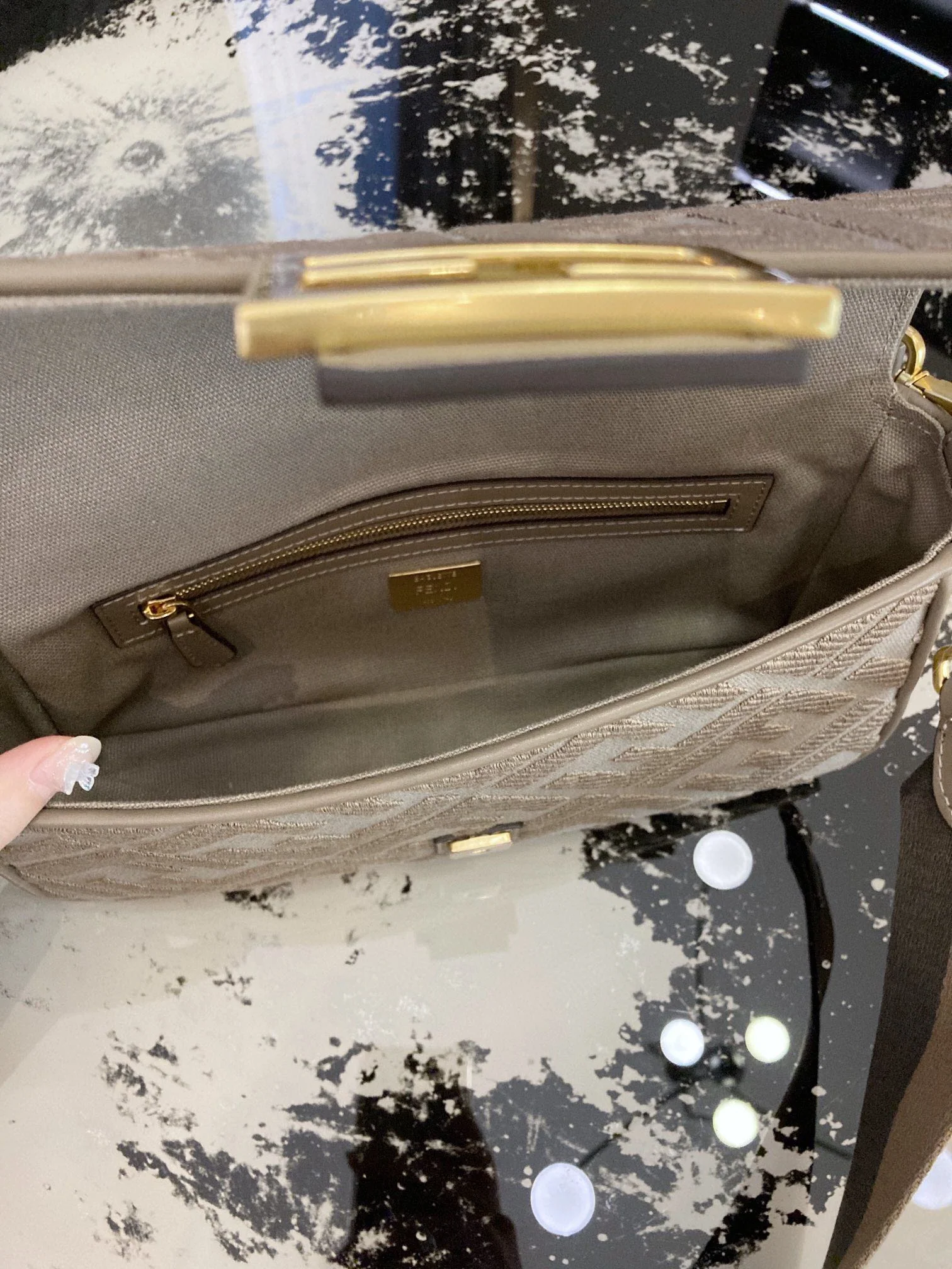 Сумка Fendi Baguette Medium из абрикосового холста