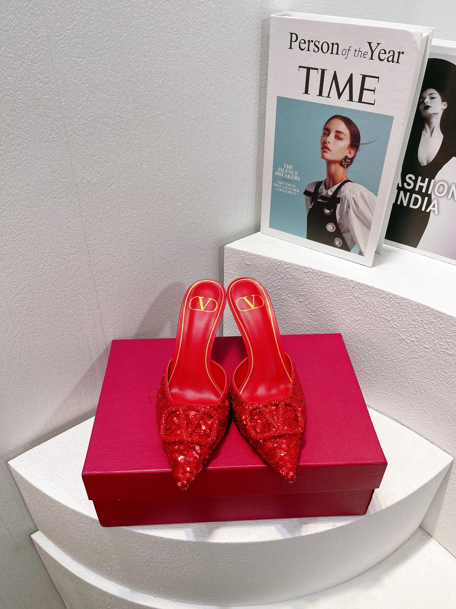 Новинка с официального сайта Valentino 2023 — Блестящие полосатые босоножки на высоком каблуке — 8 см — Красные