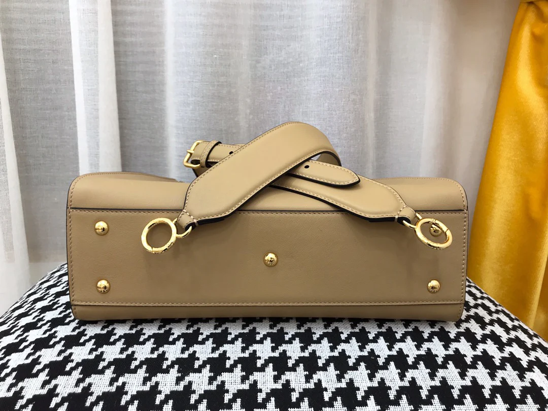 Сумка Fendi Peekaboo Medium из абрикосовой кожи.